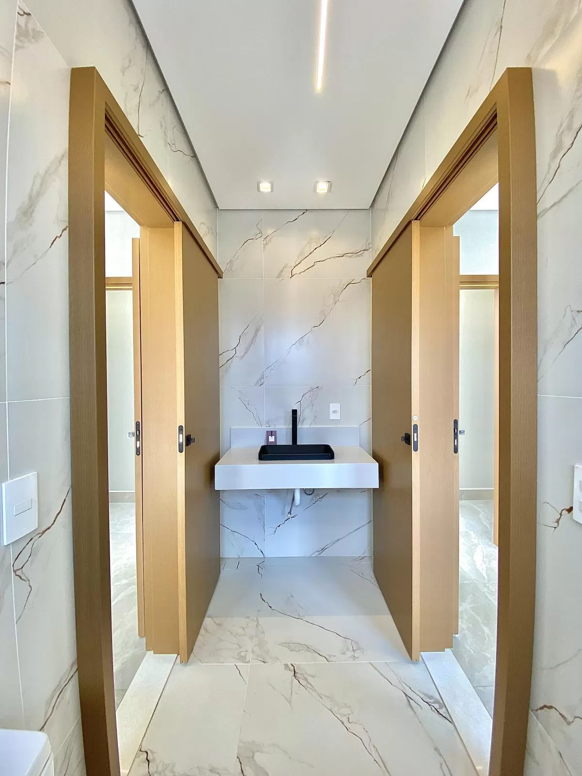 Casa Térrea à Venda com 3 suítes, escritório e área gourmet com piscina e cascata, 4 vagas de garagem - 185m² no Condomínio Pampulha Jardim Residencial em Sorocaba/SP