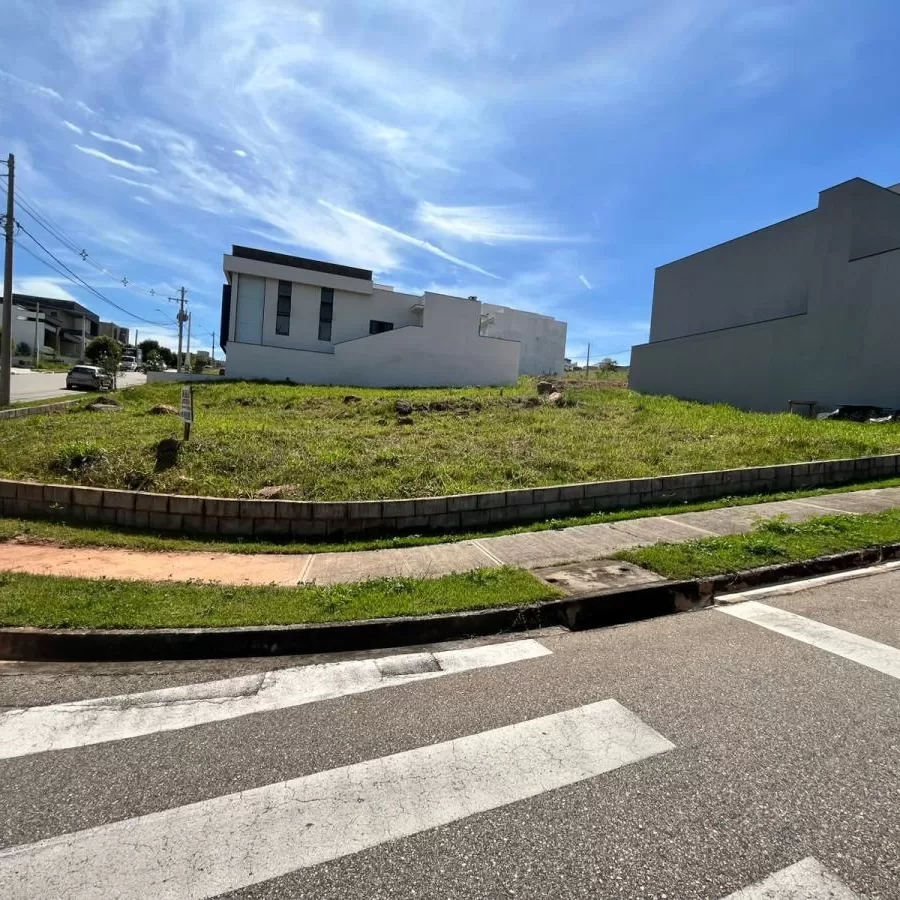 Terreno de Esquina à Venda com ótima topografia, 379m² no Condomínio Pampulha em Sorocaba/SP