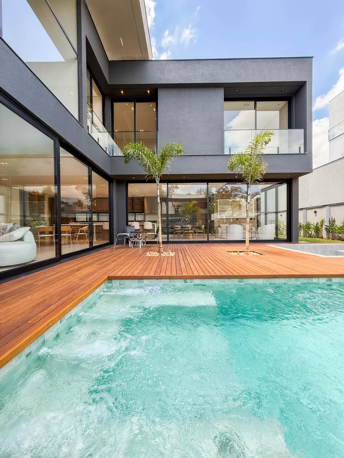 Casa de Alto Padrão à Venda com 5 suítes e área gourmet com piscina, 407m² no Condomínio Alphaville Nova Esplanada em Votorantim/SP
