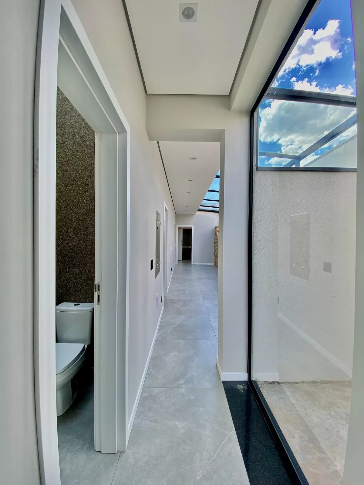 Casa Assobradada à Venda com armários planejados e 3 suítes sendo 1 master com closet, 350m² no Condomínio Chácara Ondina em Sorocaba/SP