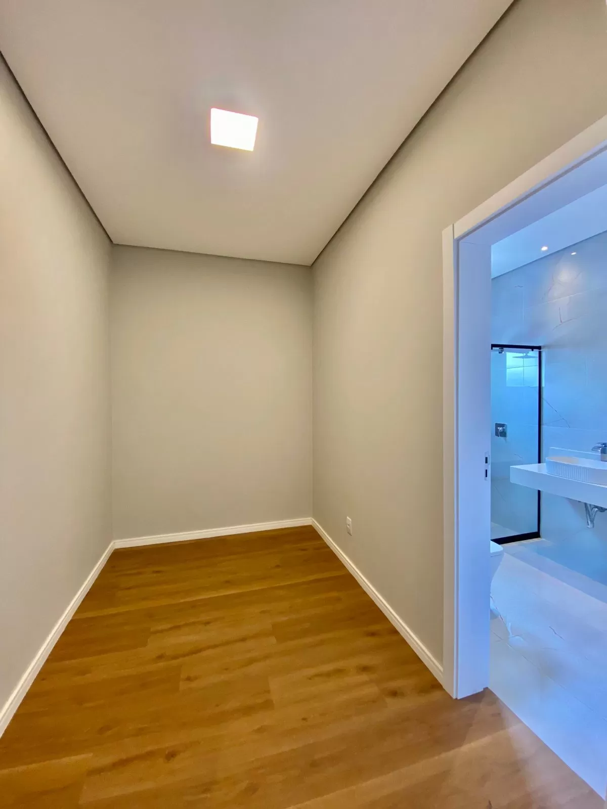 Casa de Alto Padrão à Venda com 3 suítes, piscina e sala de cinema, 287m² no Condomínio Alphaville Nova Esplanada 4 em Votorantim/SP