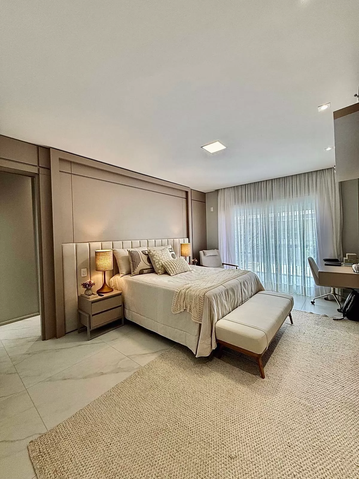 Sobrado Mobiliado à Venda com 3 suítes com closet, sala de cinema e quintal amplo, 366m² no Condomínio Alphaville Nova Esplanada 4 em Votorantim/SP
