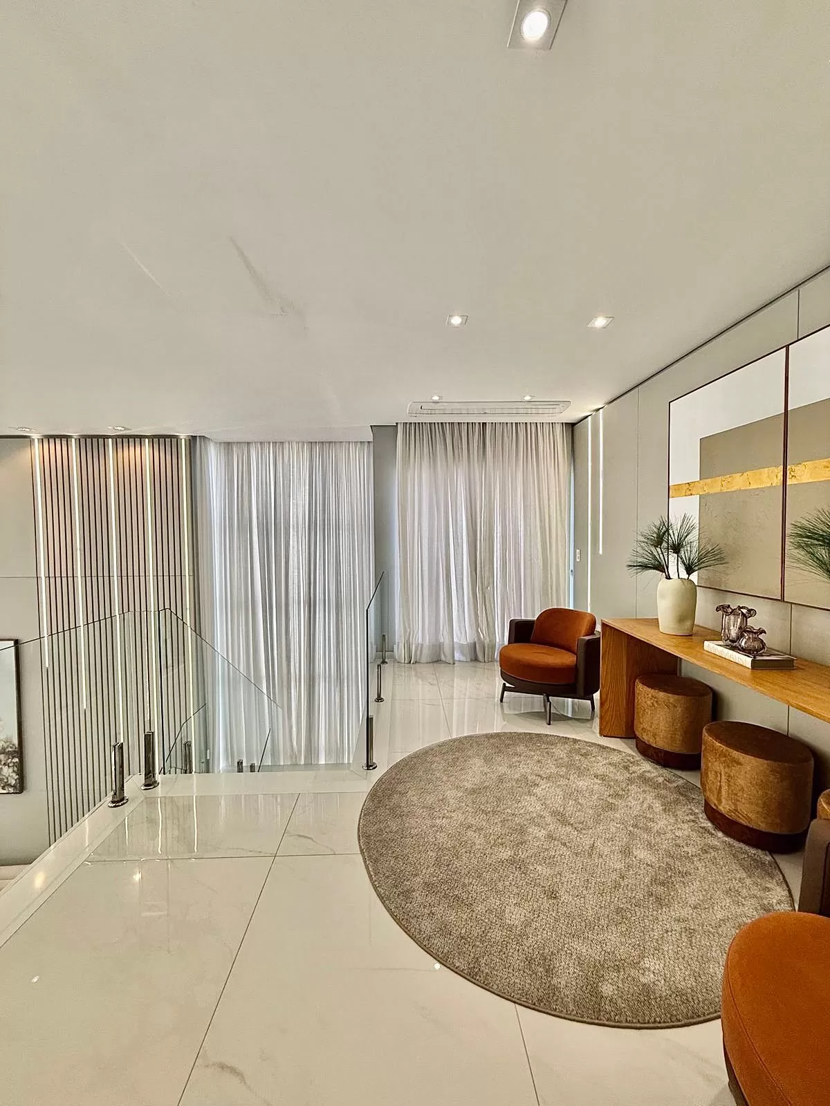 Sobrado Mobiliado à Venda com 3 suítes com closet, sala de cinema e quintal amplo, 366m² no Condomínio Alphaville Nova Esplanada 4 em Votorantim/SP