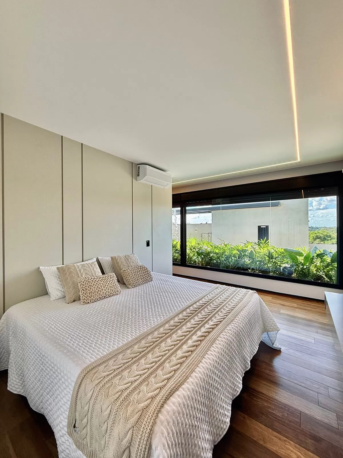 Casa Mobiliada à Venda com vista permanente para área preservada e quadra de beach tennis, 460m² no Condomínio Fazenda Jequitibá em Sorocaba/SP