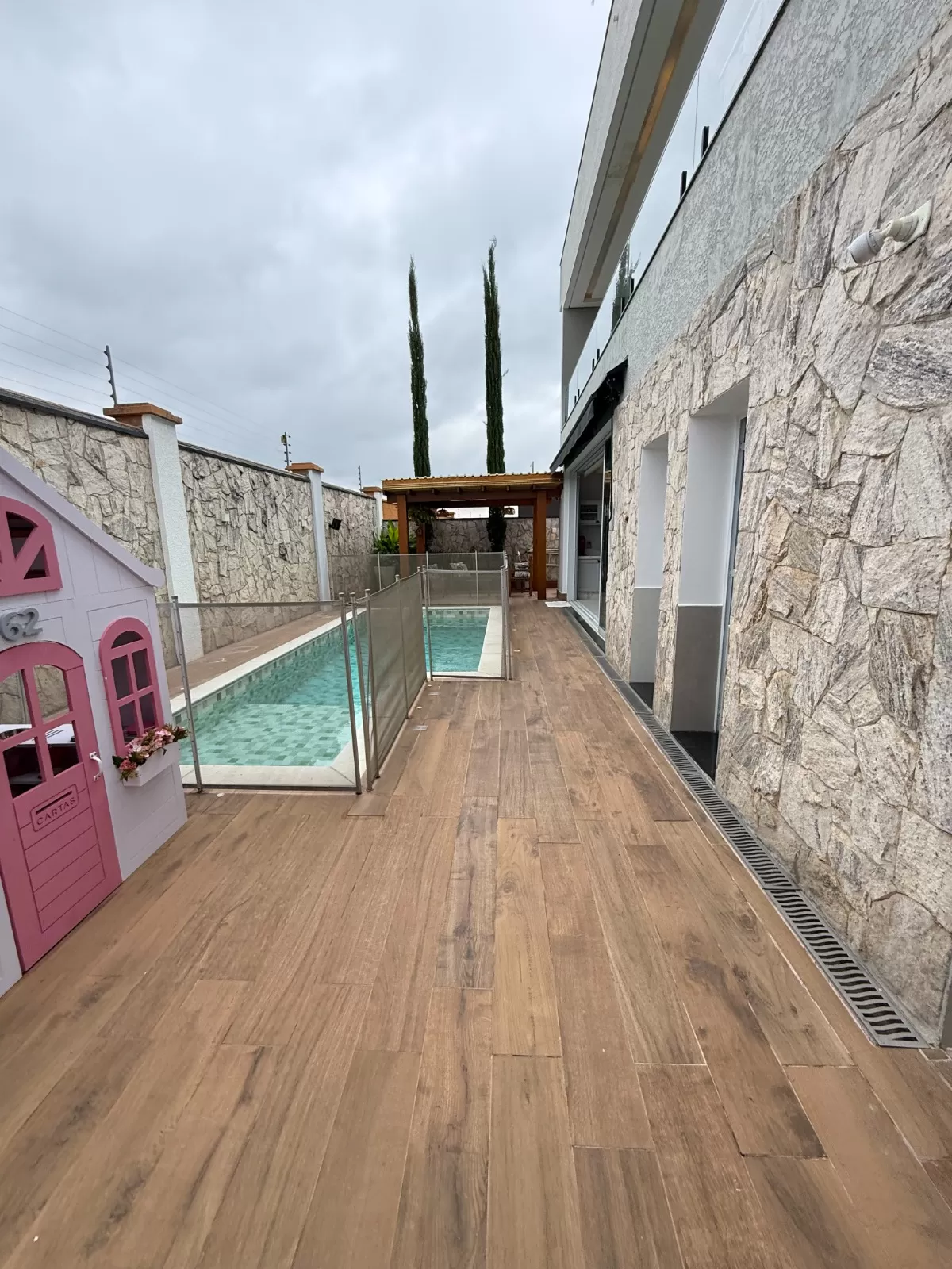 Sobrado Mobiliado à Venda com 4 suítes, escritório e piscina incrível, 402m² no Condomínio Alphaville Nova Esplanada 1 em Votorantim/SP