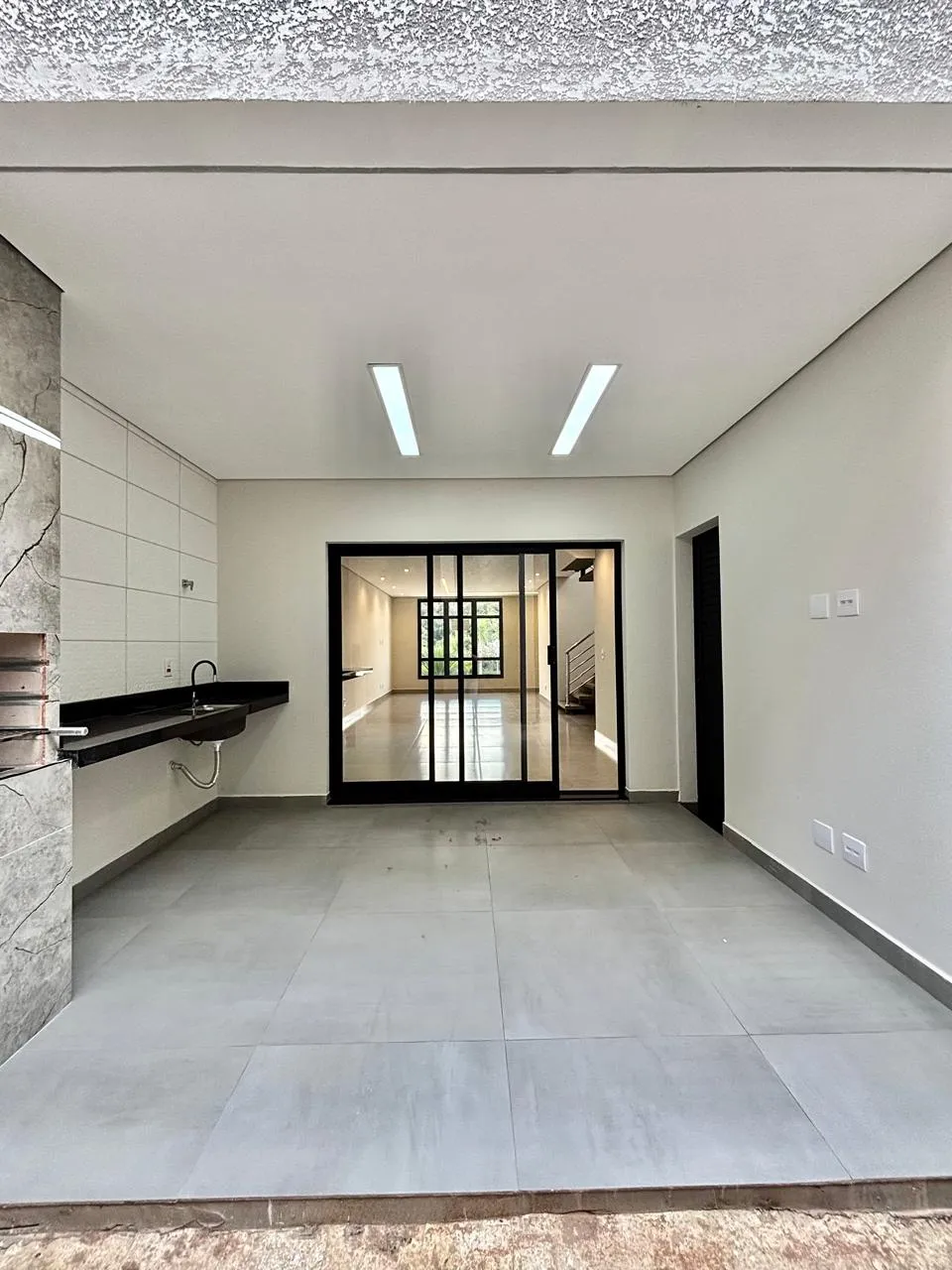 Sobrado à Venda com 3 dormitórios e área gourmet com churrasqueira, 140m² no Condomínio Vale Azul em Votorantim/SP