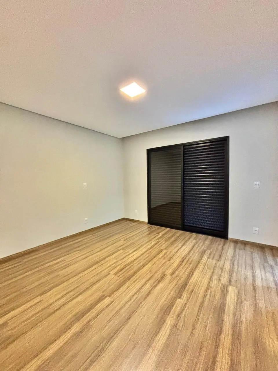 Sobrado à Venda com 3 dormitórios e área gourmet com churrasqueira, 140m² no Condomínio Vale Azul em Votorantim/SP