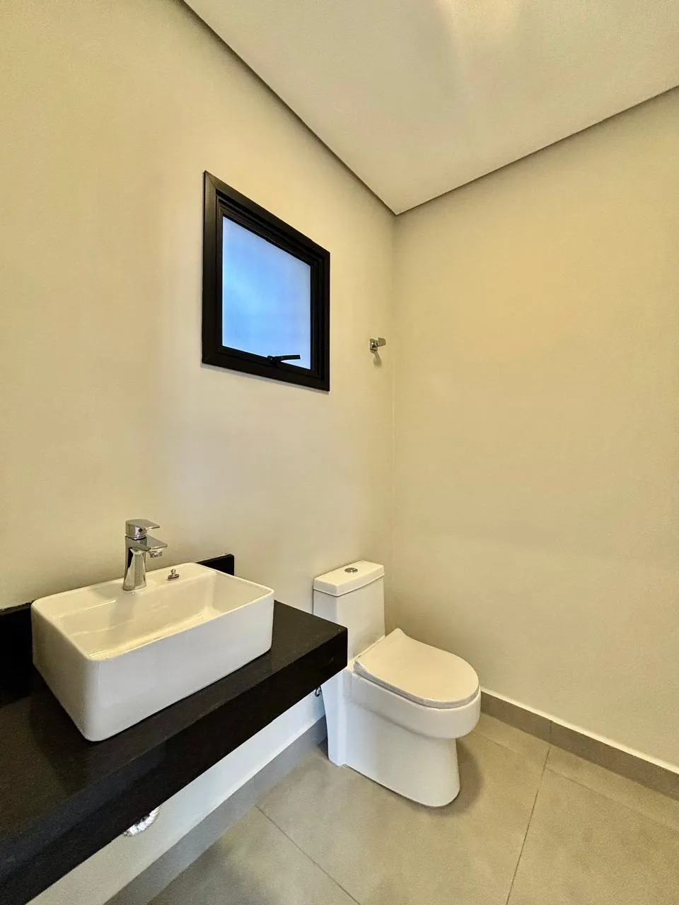 Sobrado à Venda com 3 dormitórios e área gourmet com churrasqueira, 140m² no Condomínio Vale Azul em Votorantim/SP