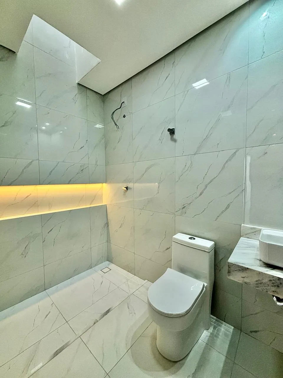 Sobrado à Venda com 3 dormitórios e área gourmet com churrasqueira, 140m² no Condomínio Vale Azul em Votorantim/SP