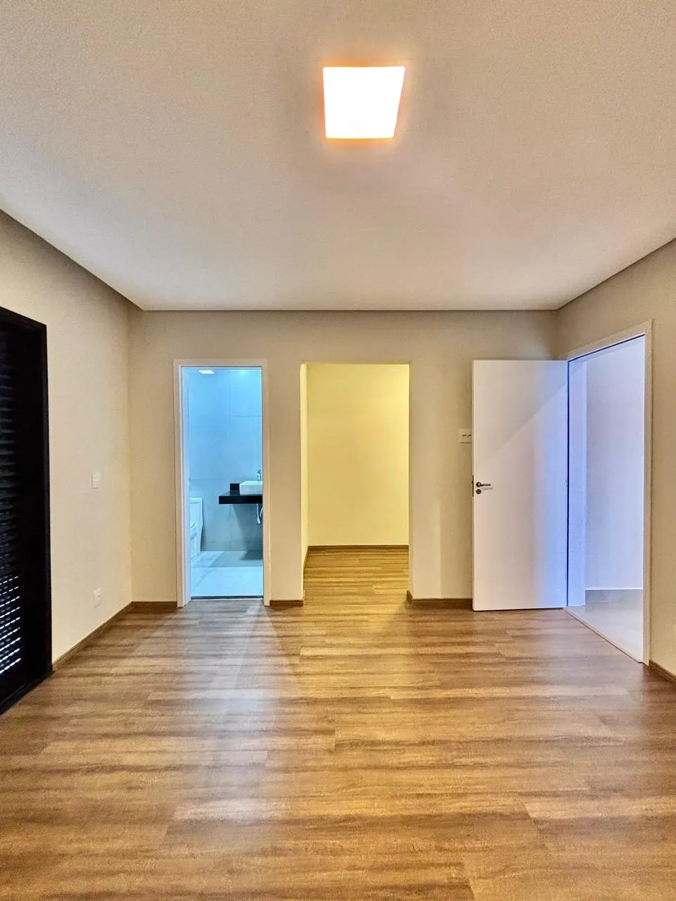 Sobrado à Venda com 3 dormitórios e área gourmet com churrasqueira, 140m² no Condomínio Vale Azul em Votorantim/SP