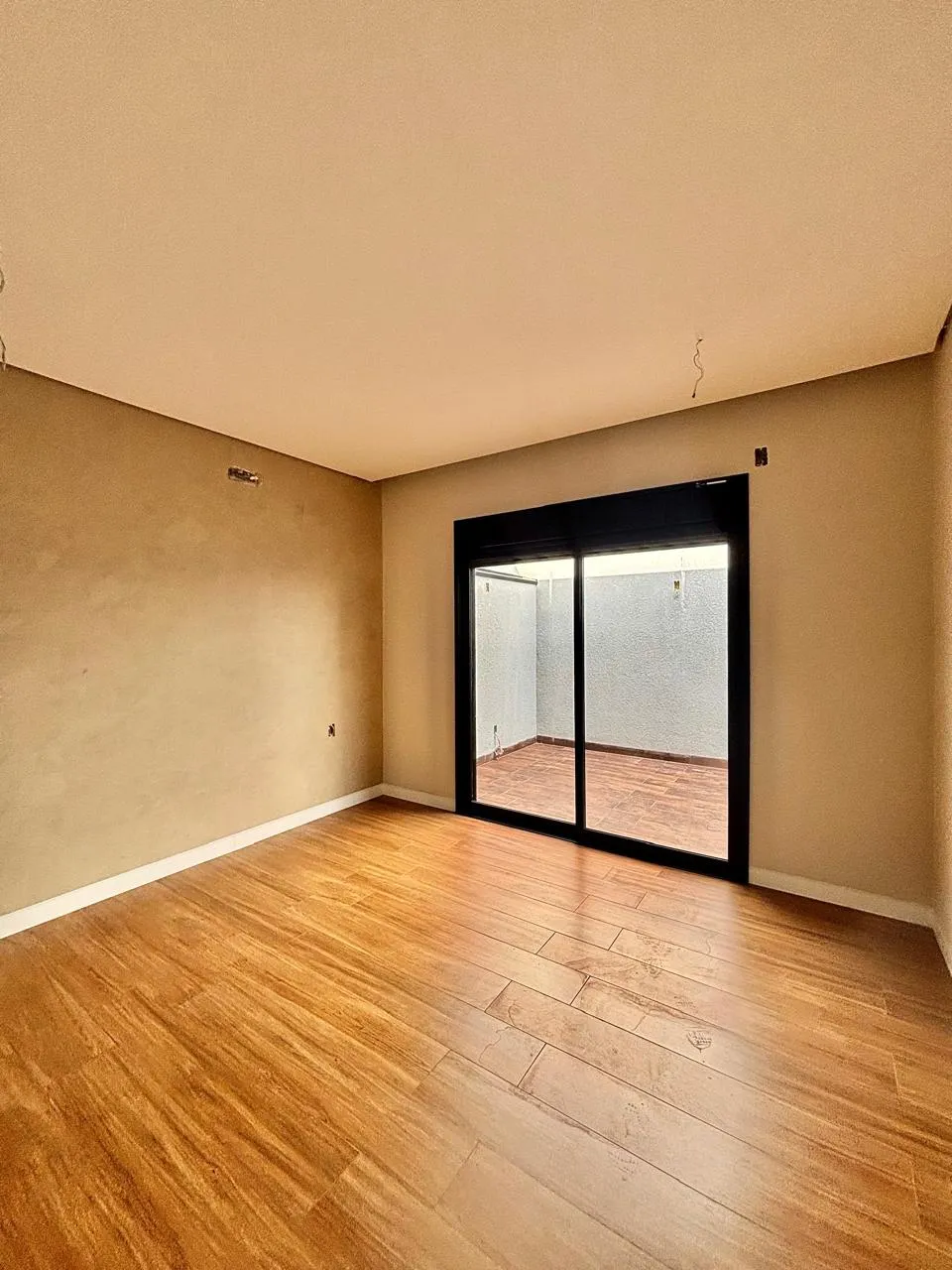 Casa Térrea à Venda com 3 dormitórios e quintal nos fundos, 99m² no Condomínio Vale Azul em Votorantim/SP