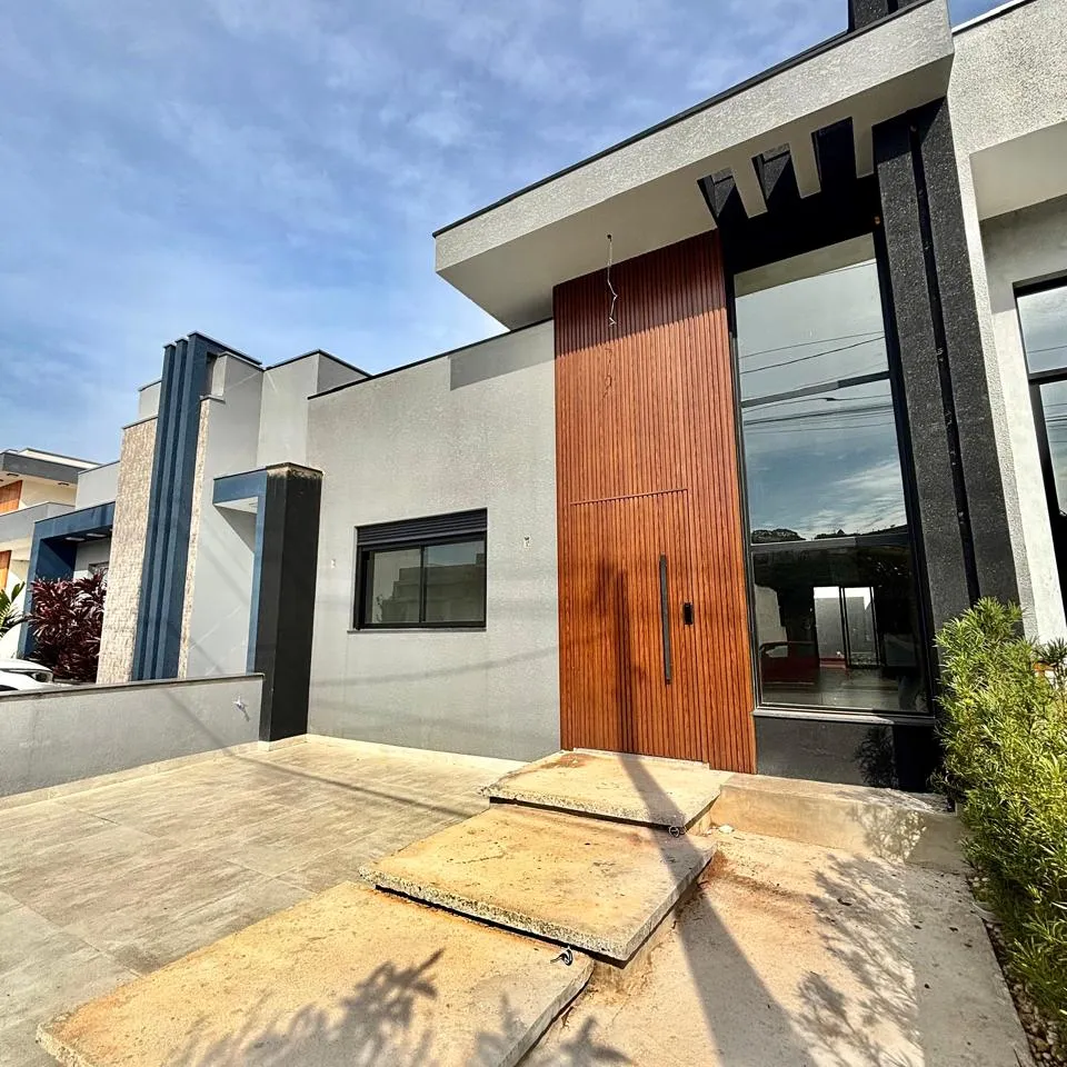 Casa Térrea à Venda com 3 dormitórios e quintal nos fundos, 99m² no Condomínio Vale Azul em Votorantim/SP