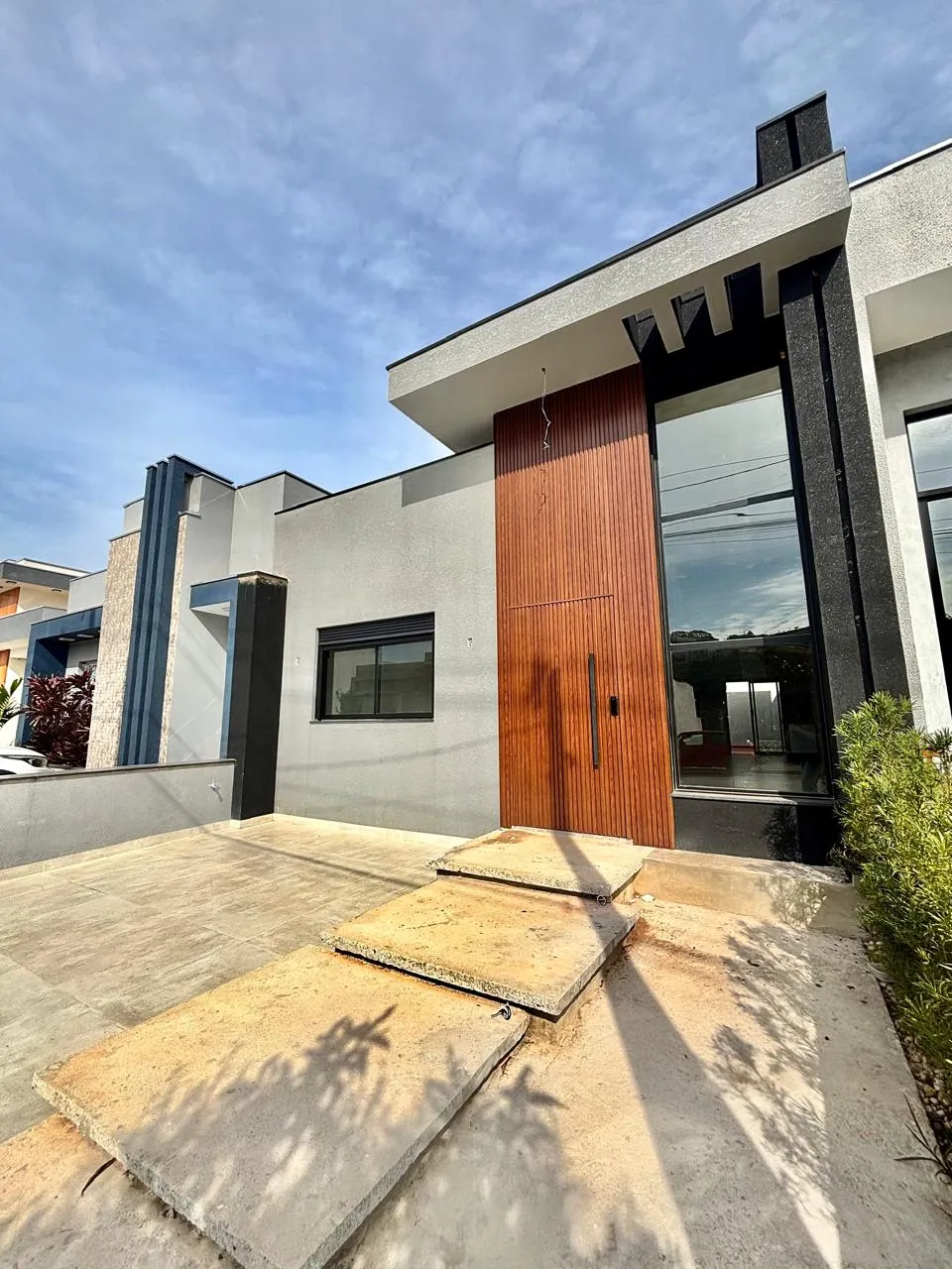 Casa Térrea à Venda com 3 dormitórios e quintal nos fundos, 99m² no Condomínio Vale Azul em Votorantim/SP
