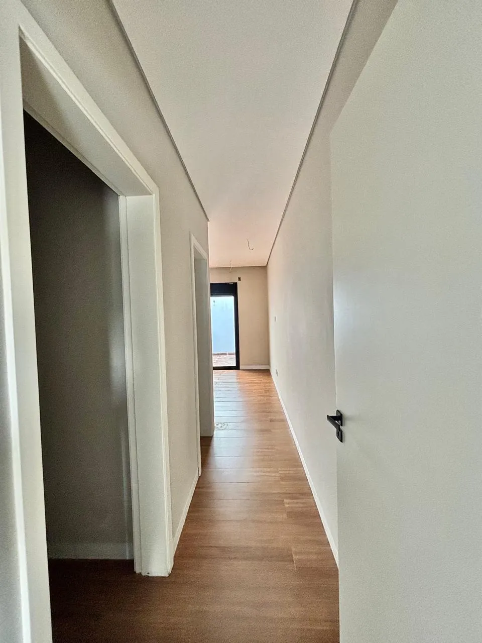 Casa Térrea à Venda com 3 dormitórios e quintal nos fundos, 99m² no Condomínio Vale Azul em Votorantim/SP