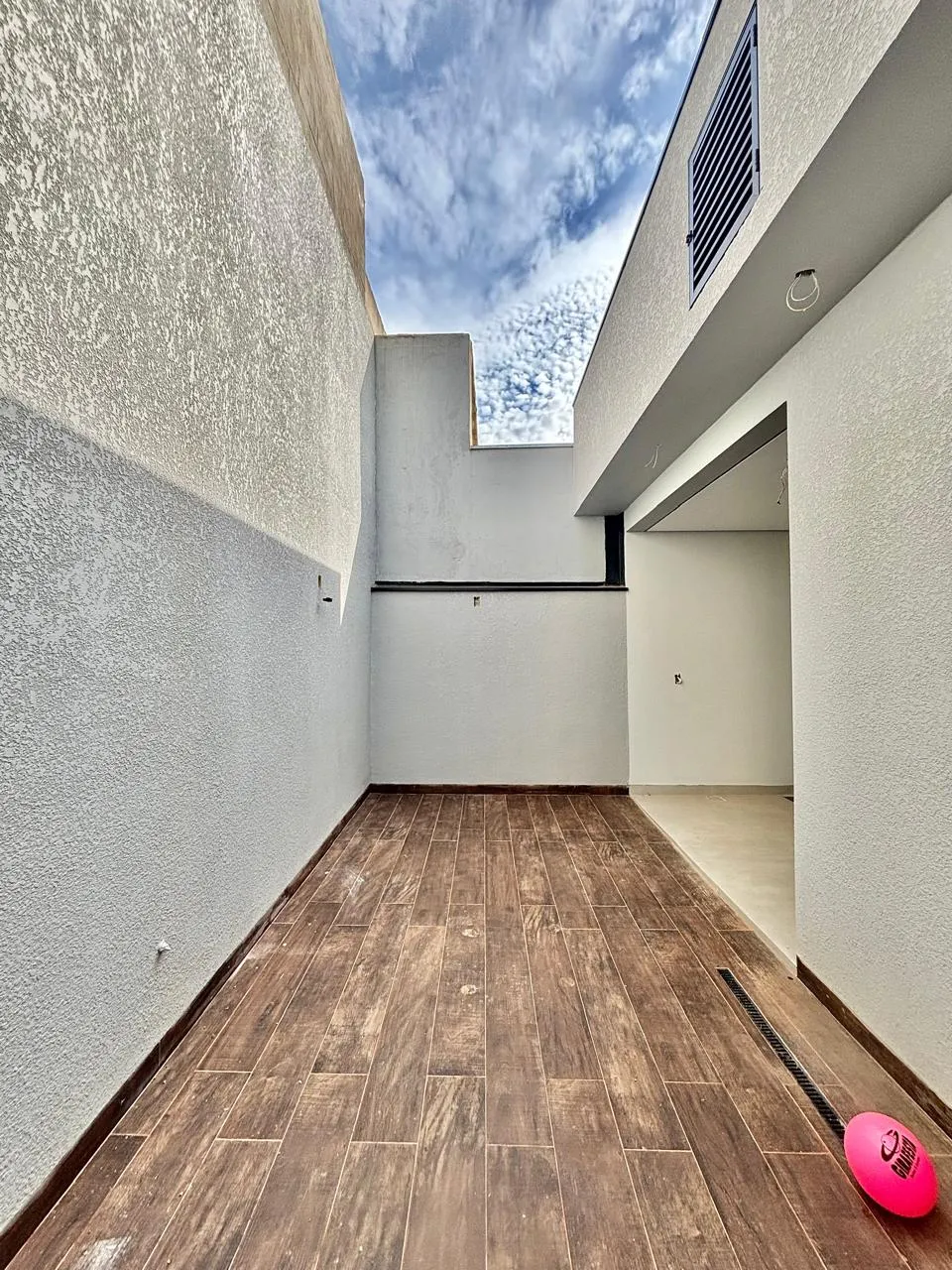 Casa Térrea à Venda com 3 dormitórios e quintal nos fundos, 99m² no Condomínio Vale Azul em Votorantim/SP