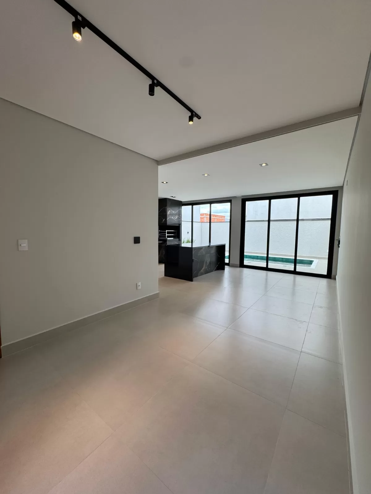 Sobrado à Venda com 3 suítes sendo 1 master, escritório e área gourmet com piscina, 208m² no Condomínio Reserva Ipanema em Sorocaba/SP