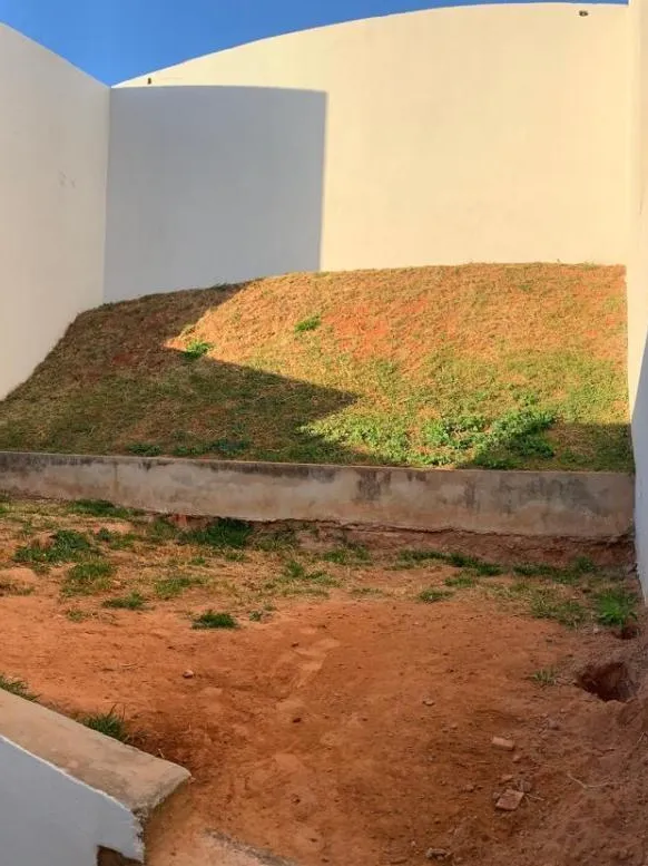 Casa Térrea à Venda com 2 dormitórios, área social integrada e quintal amplo no Condomínio Vale Azul em Votorantim/SP