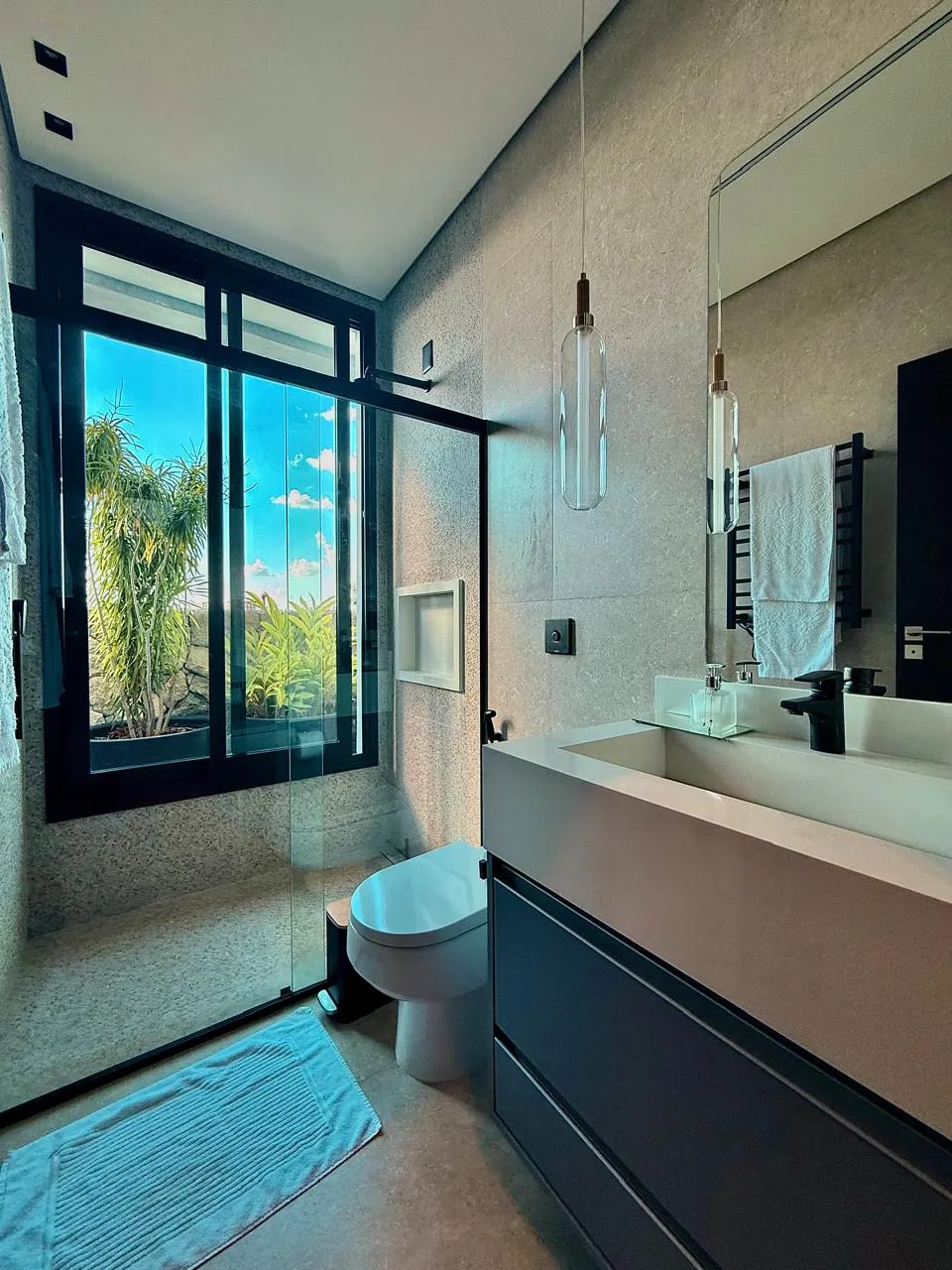 Sobrado à Venda com 4 suítes, ampla área gourmet com piscina e quadra de areia, 540m² no Condomínio Saint Patrick em Sorocaba/SP