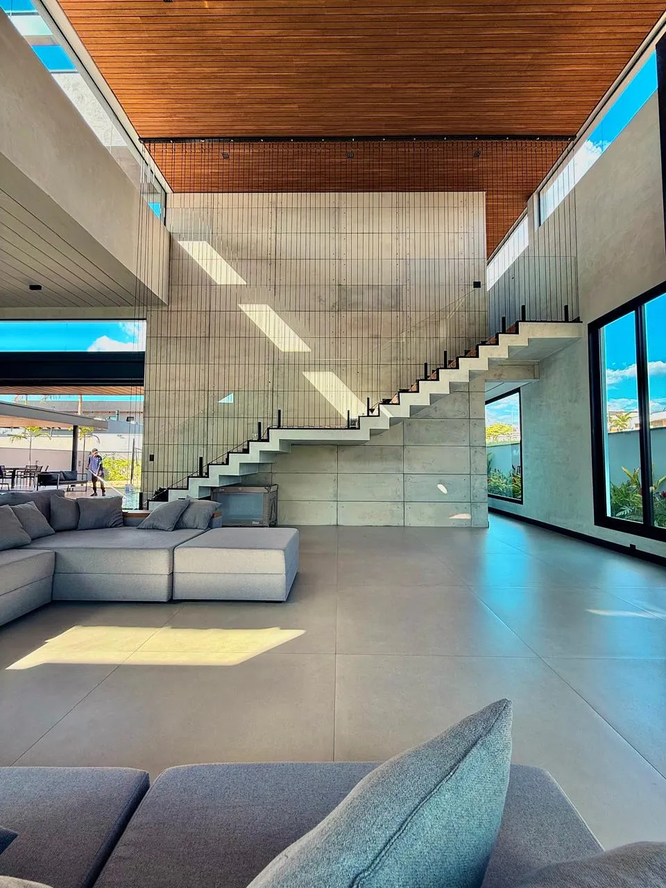 Sobrado à Venda com 4 suítes, ampla área gourmet com piscina e quadra de areia, 540m² no Condomínio Saint Patrick em Sorocaba/SP