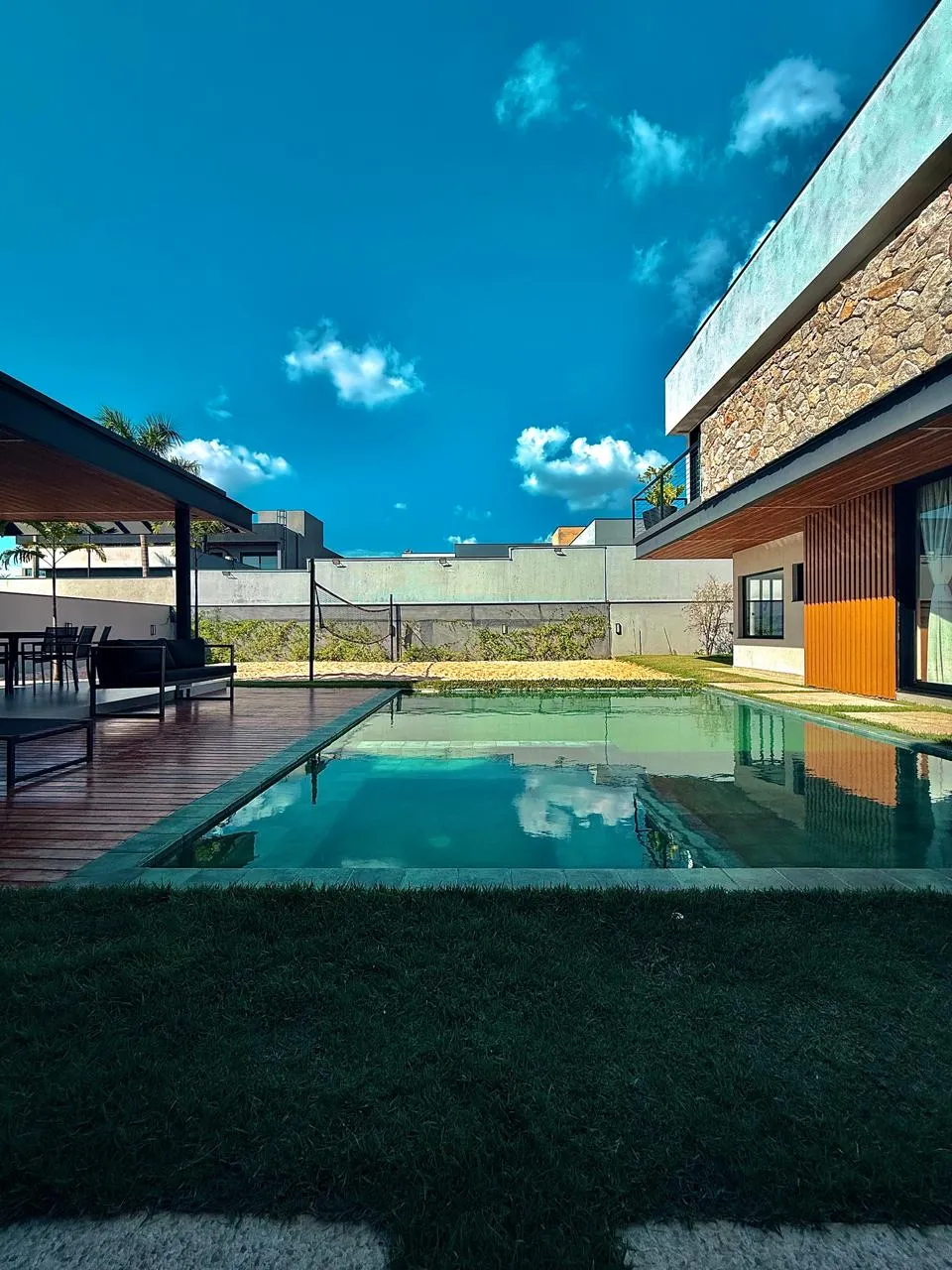 Sobrado à Venda com 4 suítes, ampla área gourmet com piscina e quadra de areia, 540m² no Condomínio Saint Patrick em Sorocaba/SP