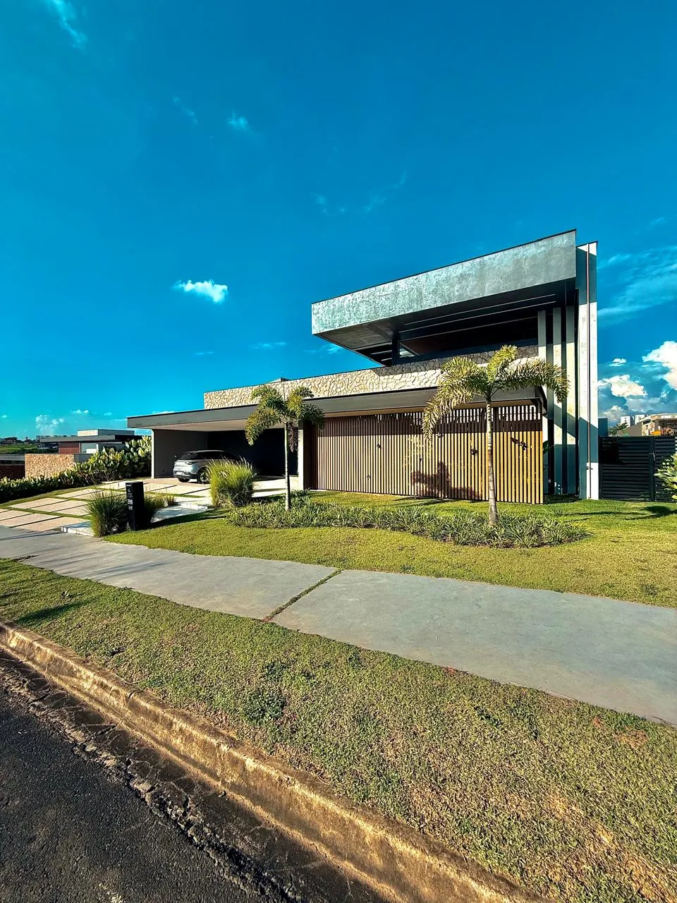 Sobrado à Venda com 4 suítes, ampla área gourmet com piscina e quadra de areia, 540m² no Condomínio Saint Patrick em Sorocaba/SP