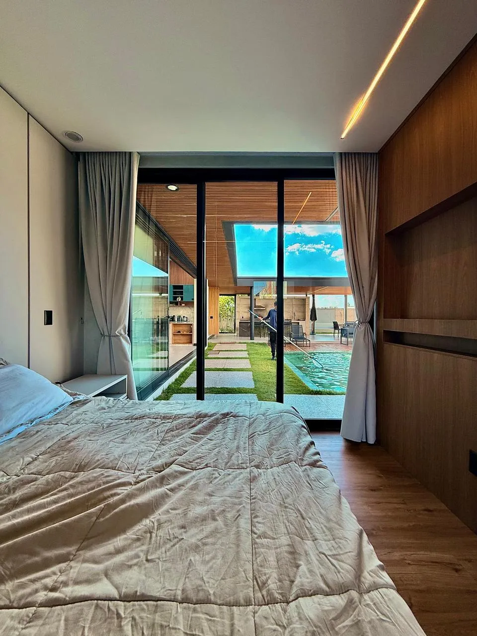 Sobrado à Venda com 4 suítes, ampla área gourmet com piscina e quadra de areia, 540m² no Condomínio Saint Patrick em Sorocaba/SP