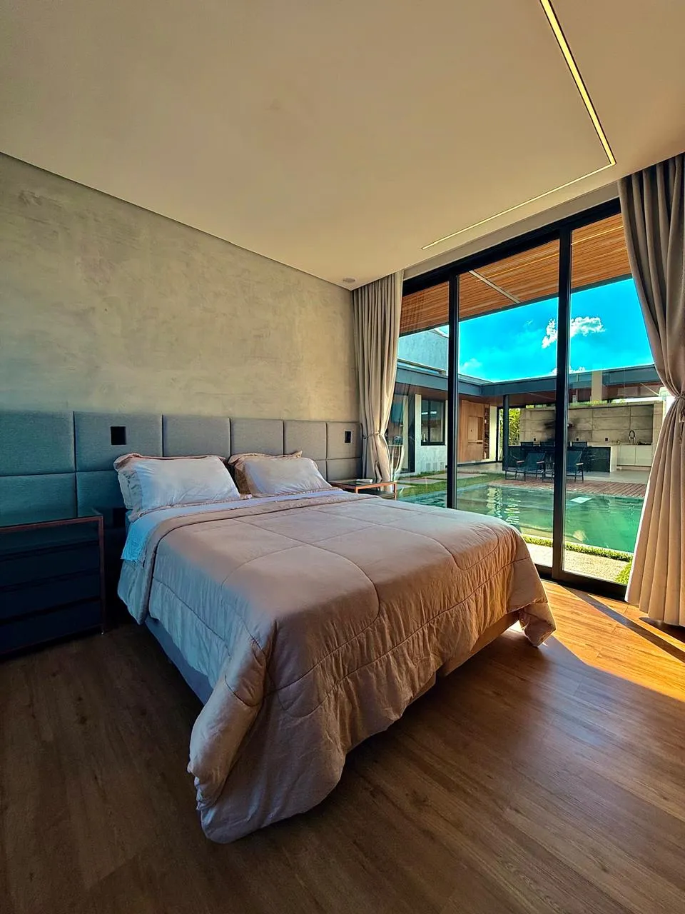Sobrado à Venda com 4 suítes, ampla área gourmet com piscina e quadra de areia, 540m² no Condomínio Saint Patrick em Sorocaba/SP