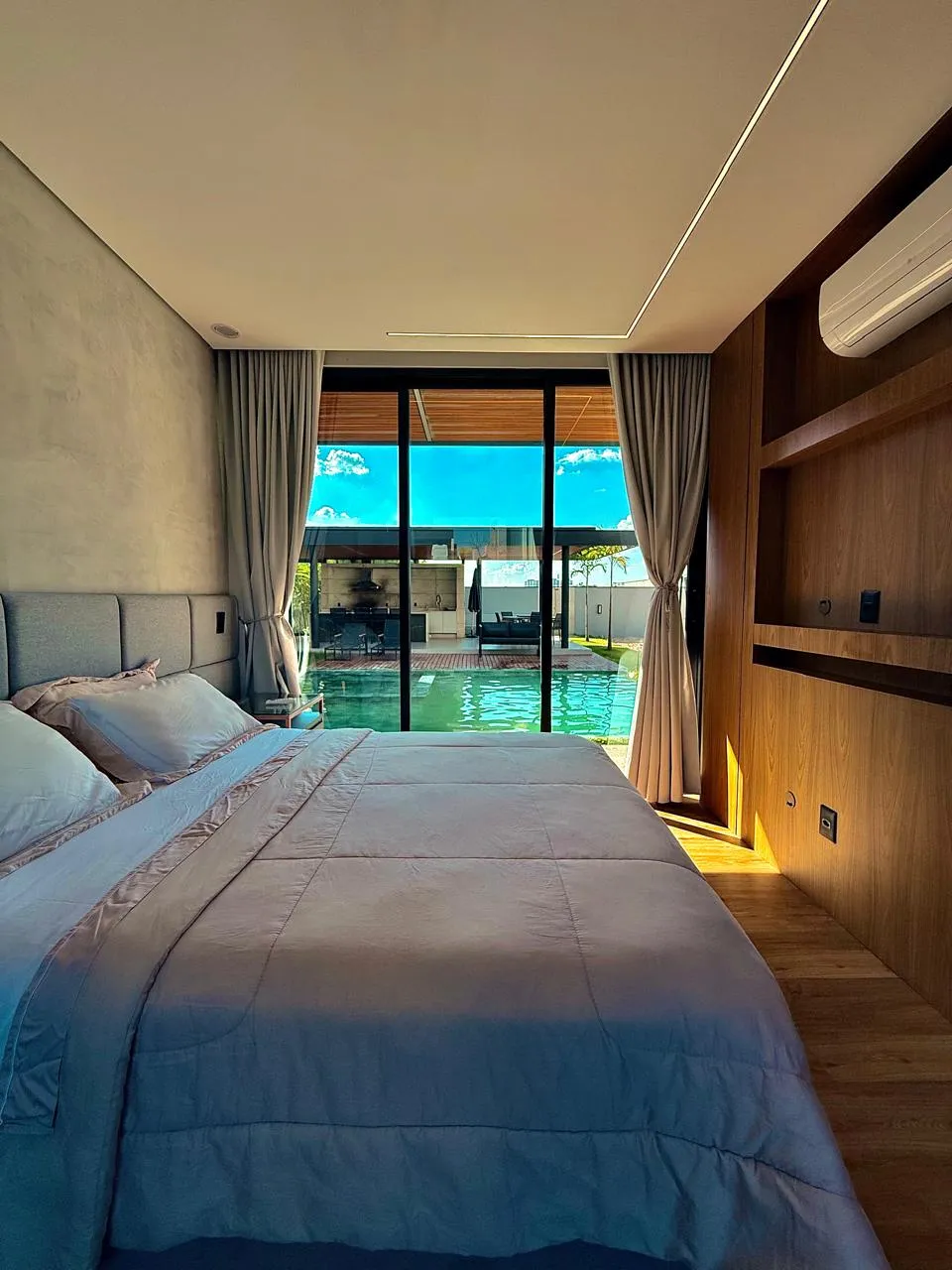 Sobrado à Venda com 4 suítes, ampla área gourmet com piscina e quadra de areia, 540m² no Condomínio Saint Patrick em Sorocaba/SP