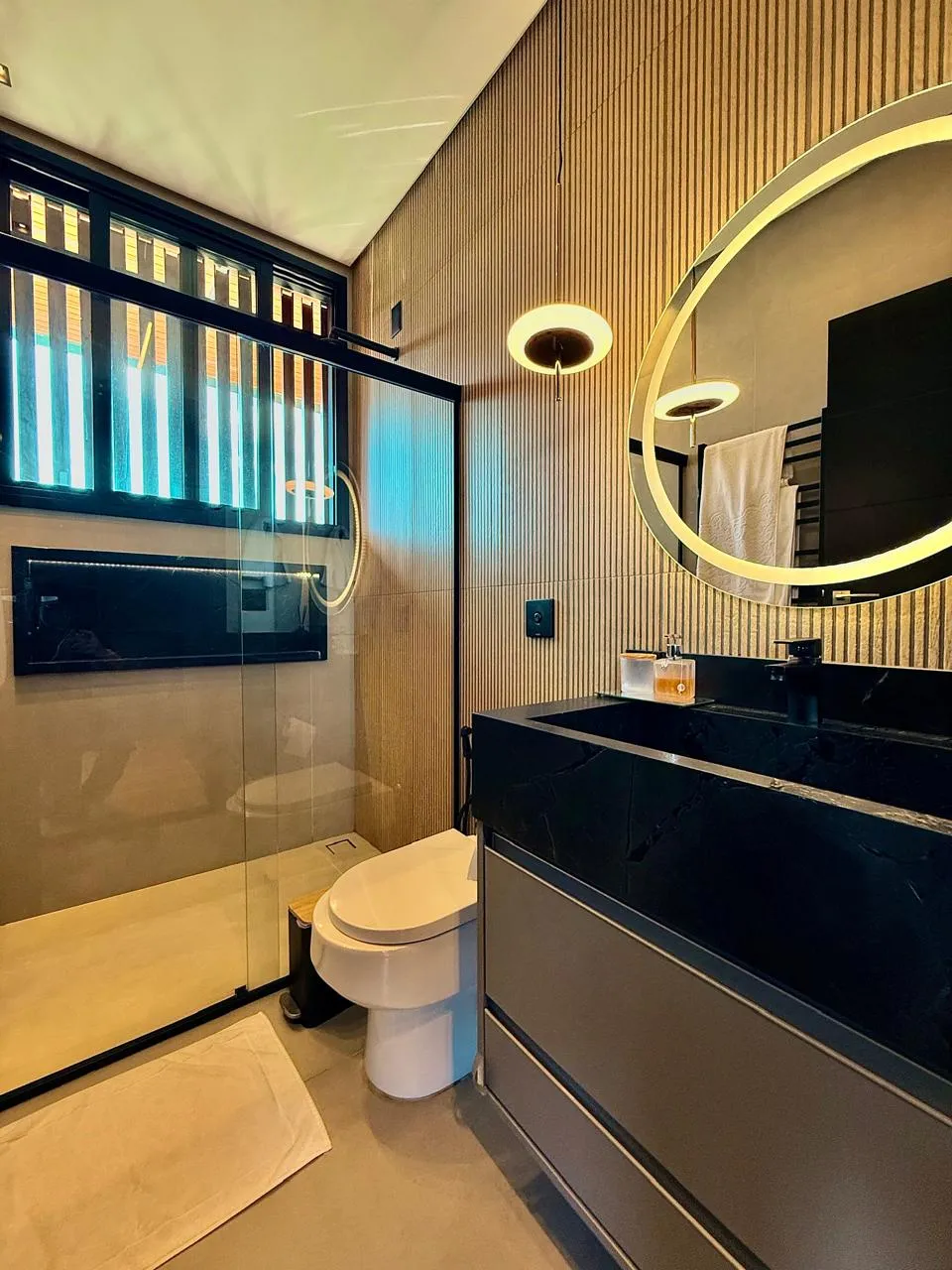 Sobrado à Venda com 4 suítes, ampla área gourmet com piscina e quadra de areia, 540m² no Condomínio Saint Patrick em Sorocaba/SP