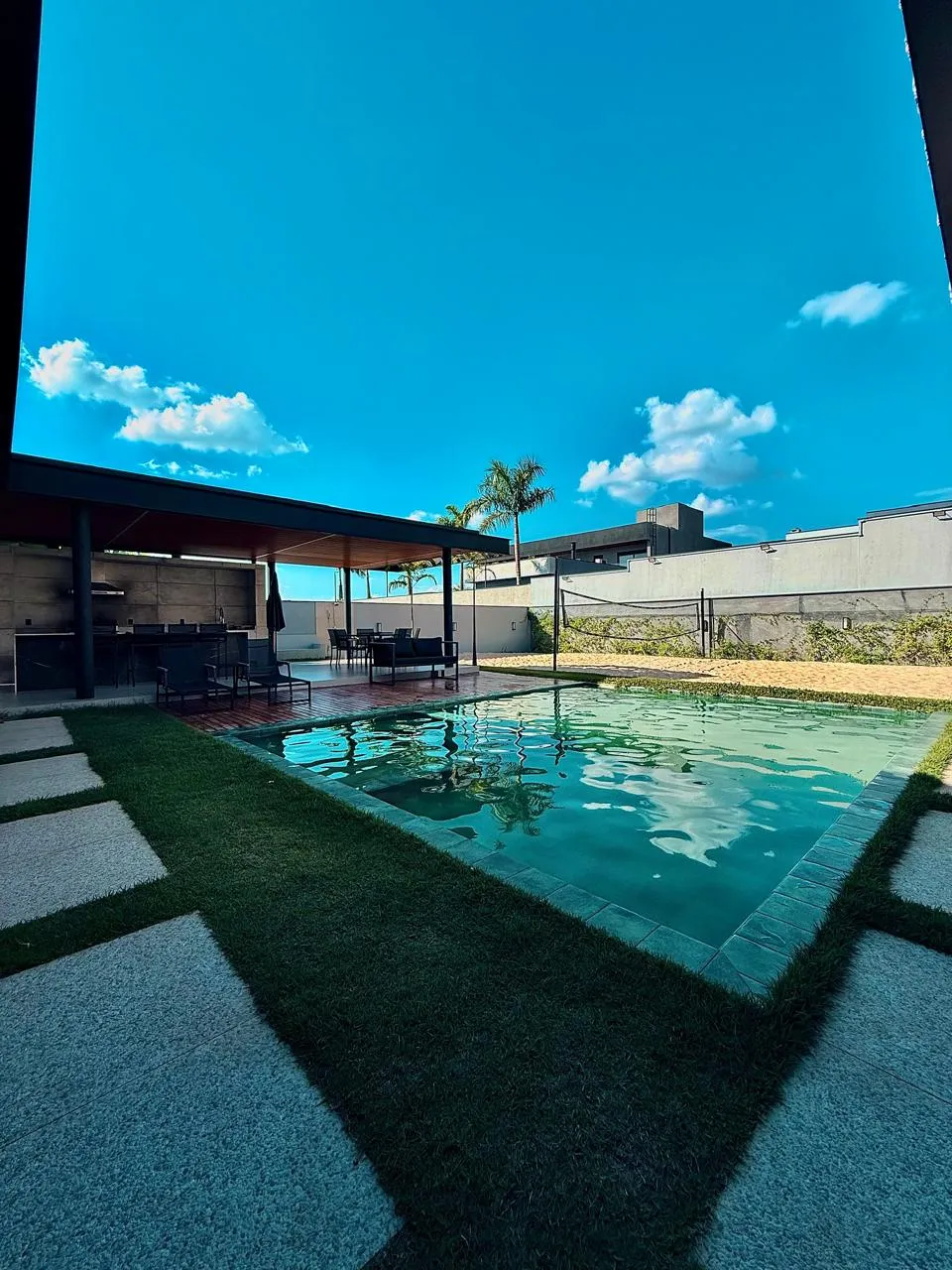 Sobrado à Venda com 4 suítes, ampla área gourmet com piscina e quadra de areia, 540m² no Condomínio Saint Patrick em Sorocaba/SP