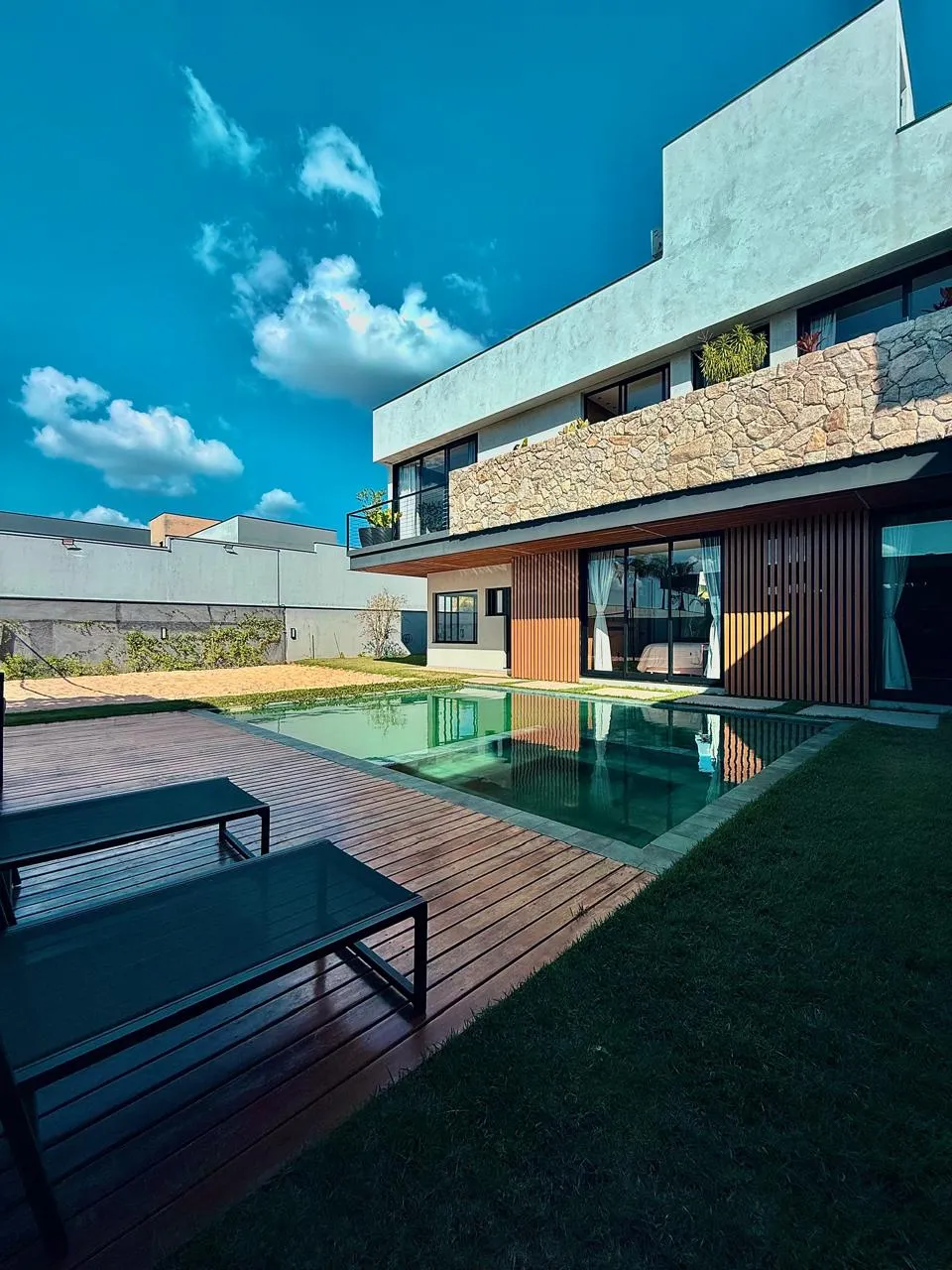 Sobrado à Venda com 4 suítes, ampla área gourmet com piscina e quadra de areia, 540m² no Condomínio Saint Patrick em Sorocaba/SP