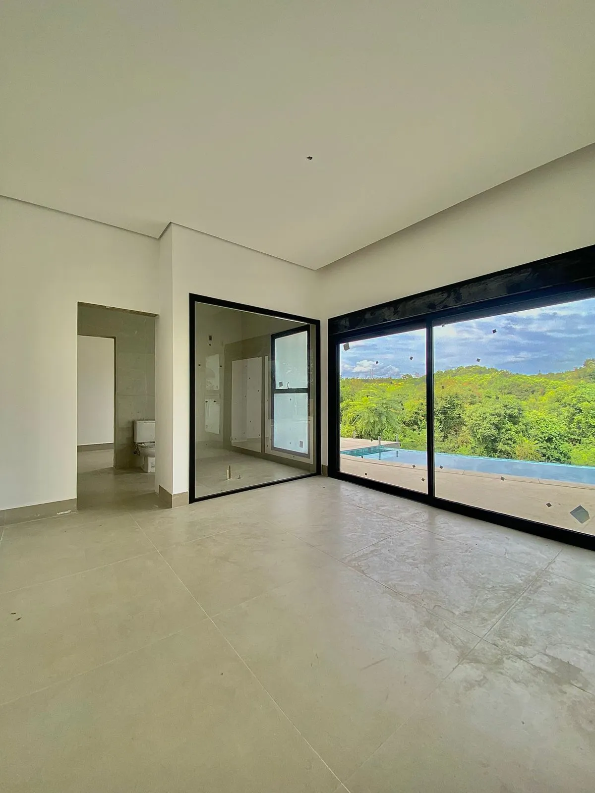 Casa de Alto Padrão à Venda com 3 suítes sendo 1 master e piscina com vista para área preservada, 256m² no Condomínio Renaissance em Sorocaba/SP