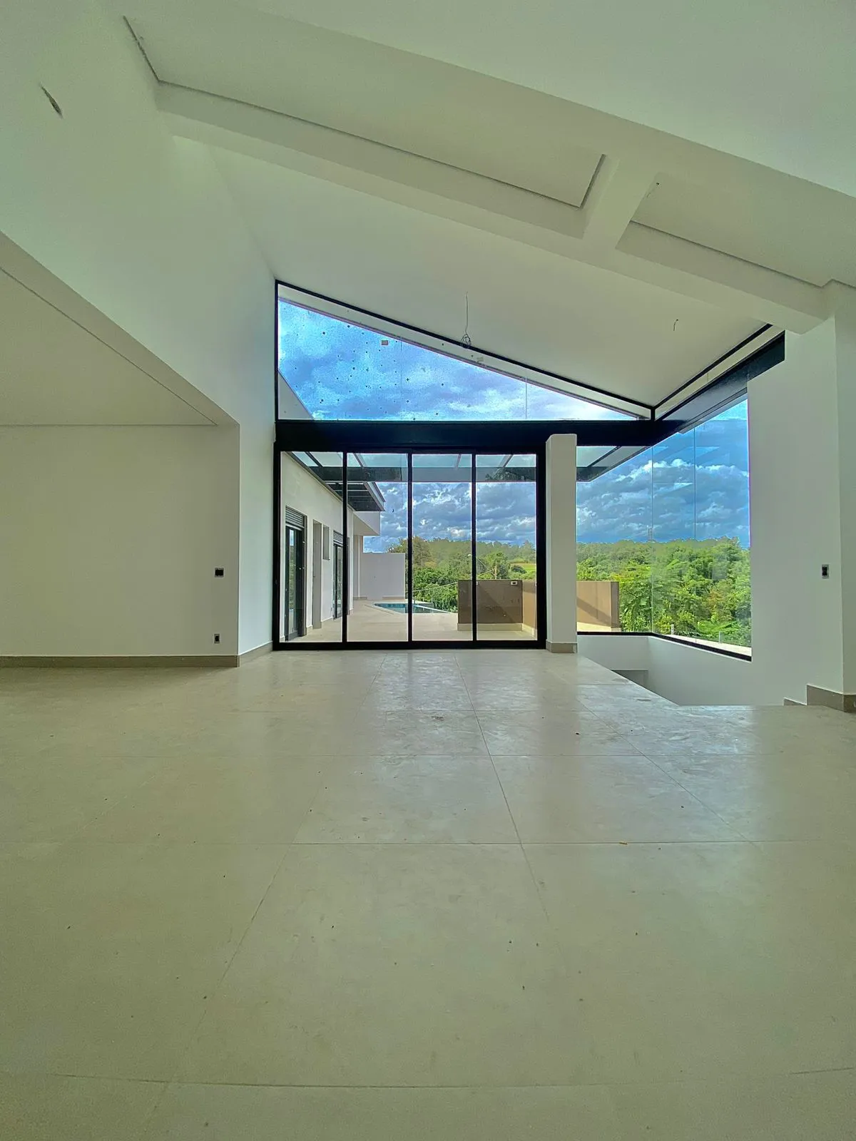 Casa de Alto Padrão à Venda com 3 suítes sendo 1 master e piscina com vista para área preservada, 256m² no Condomínio Renaissance em Sorocaba/SP