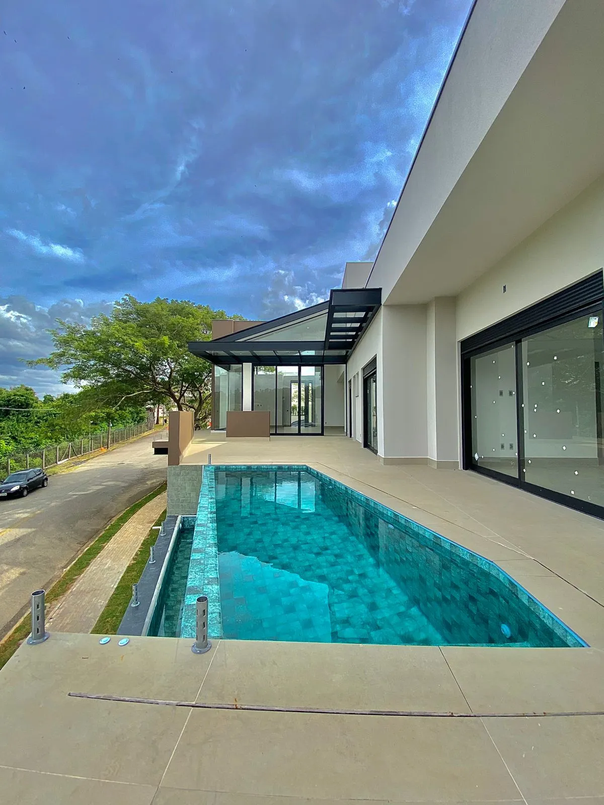 Casa de Alto Padrão à Venda com 3 suítes sendo 1 master e piscina com vista para área preservada, 256m² no Condomínio Renaissance em Sorocaba/SP