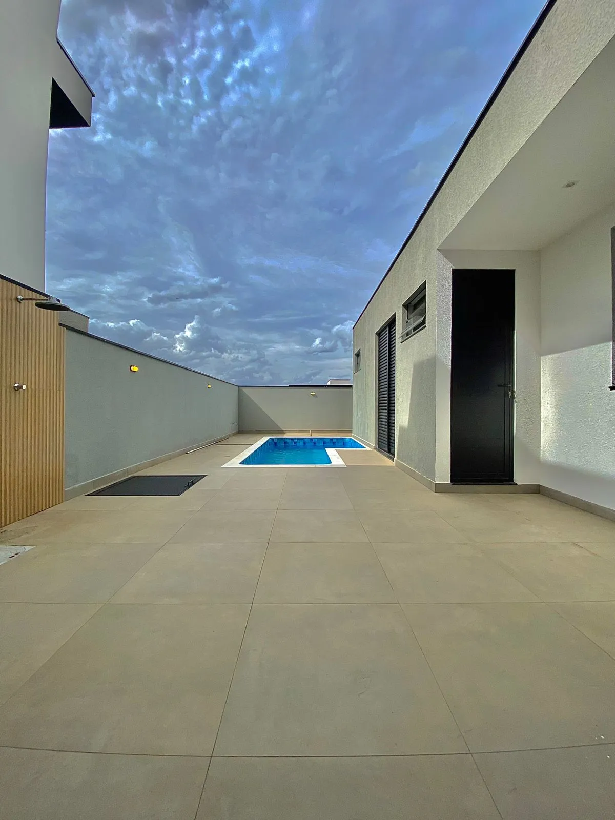 Casa Térrea de Alto Padrão à Venda com 3 suítes sendo 1 master e ampla área gourmet com piscina, 200m² no Condomínio Renaissance em Sorocaba/SP