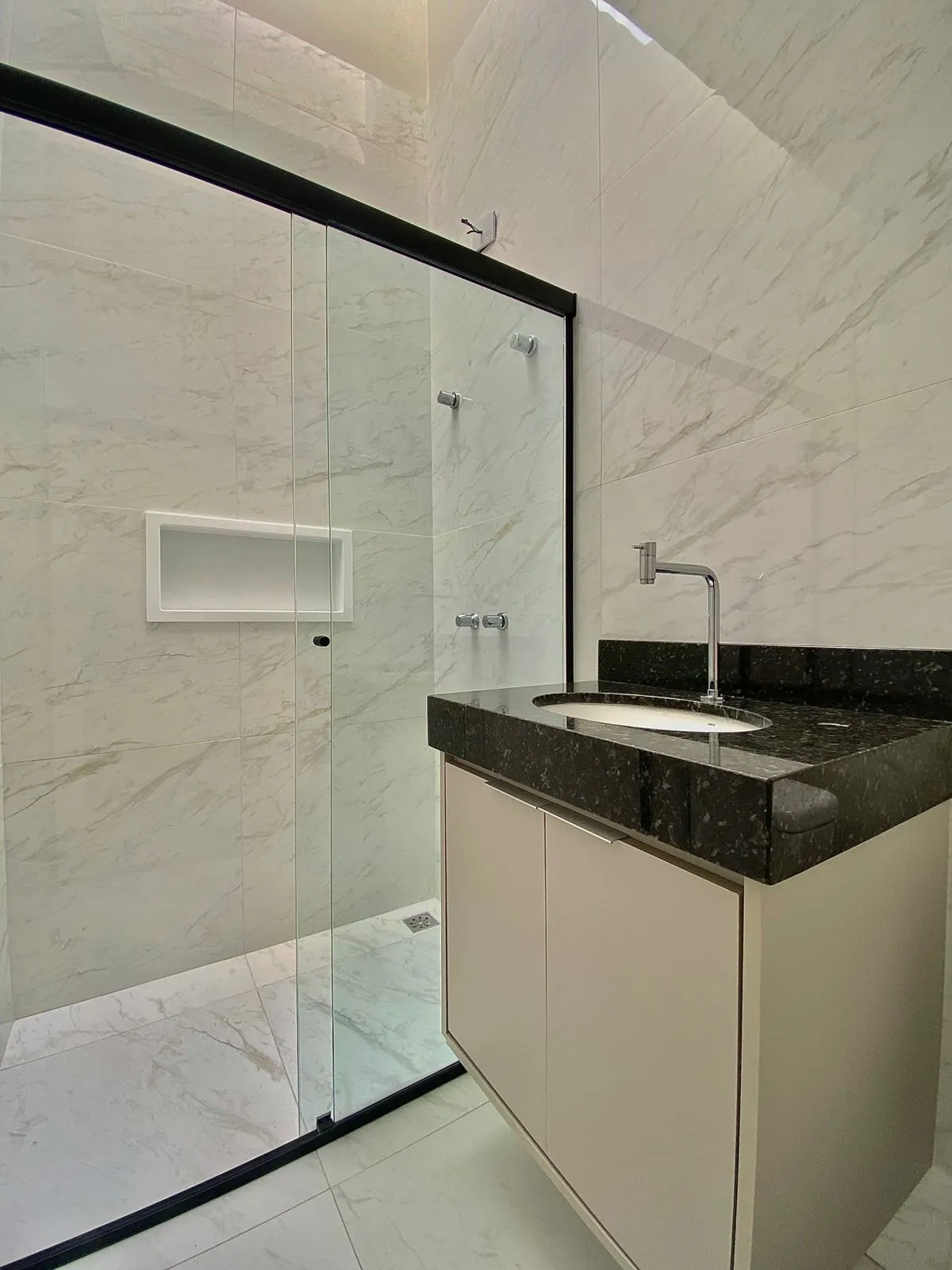 Casa Térrea de Alto Padrão à Venda com 3 suítes sendo 1 master e ampla área gourmet com piscina, 200m² no Condomínio Renaissance em Sorocaba/SP