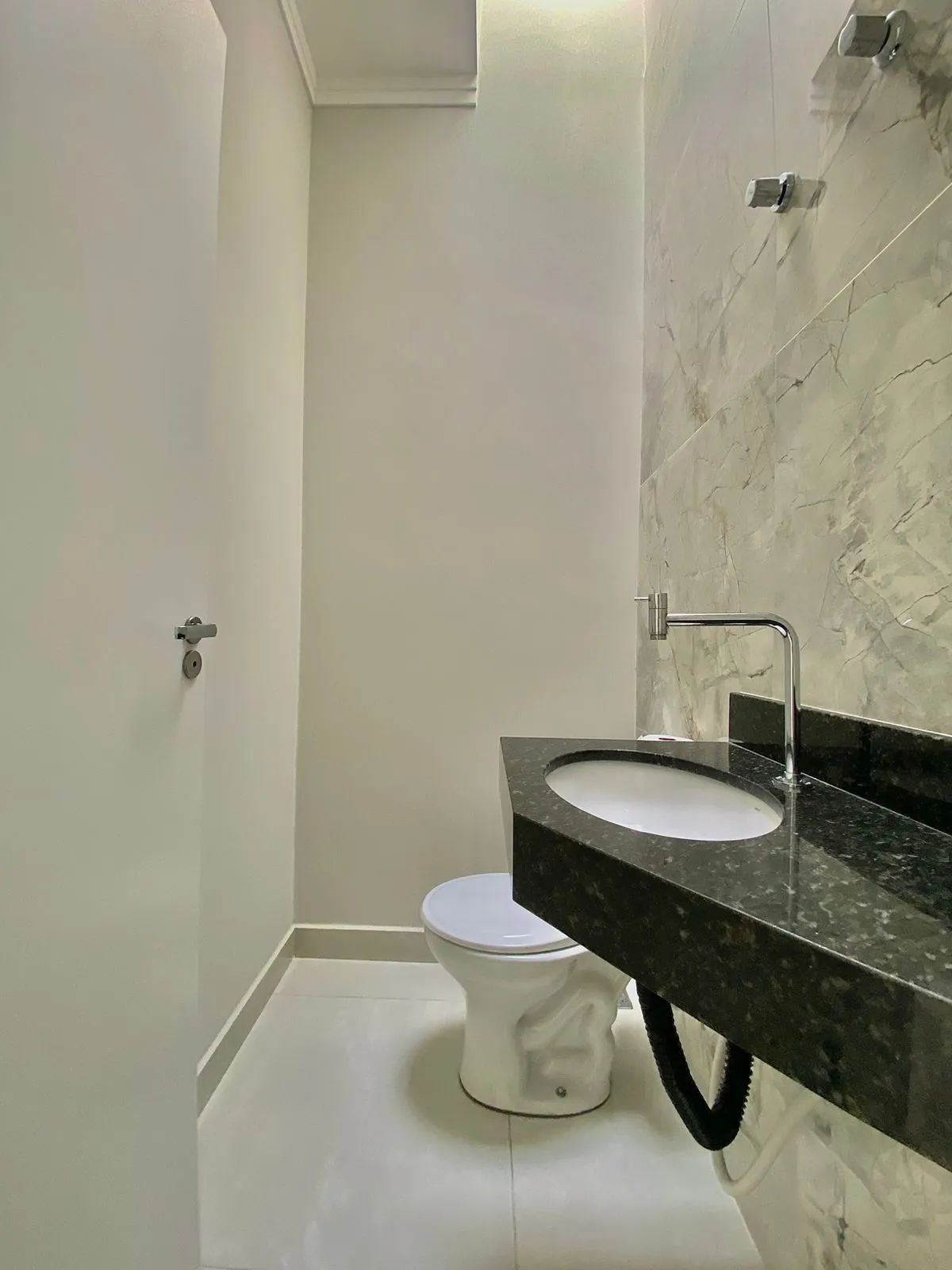 Casa Térrea de Alto Padrão à Venda com 3 suítes sendo 1 master e ampla área gourmet com piscina, 200m² no Condomínio Renaissance em Sorocaba/SP