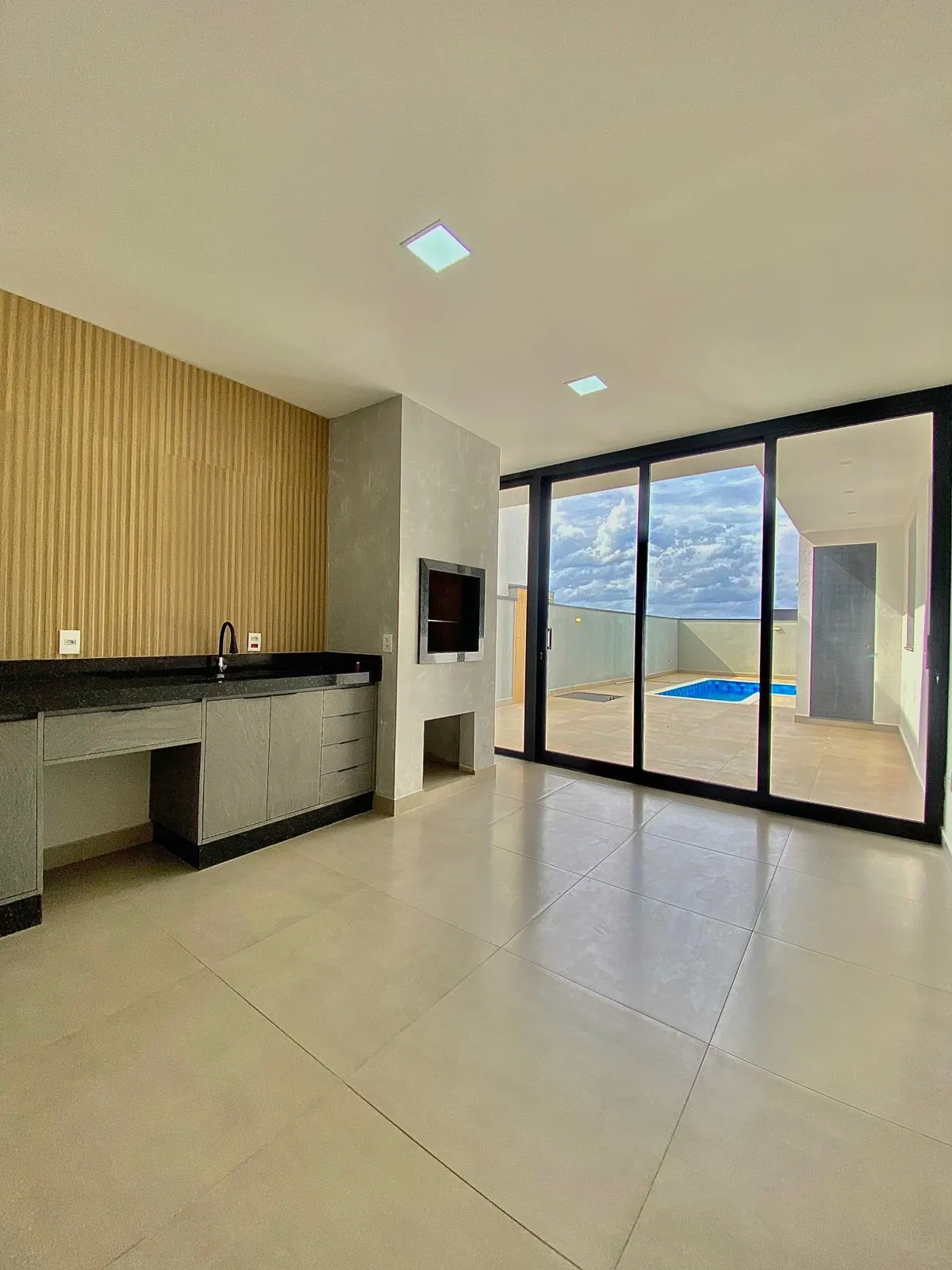 Casa Térrea de Alto Padrão à Venda com 3 suítes sendo 1 master e ampla área gourmet com piscina, 200m² no Condomínio Renaissance em Sorocaba/SP
