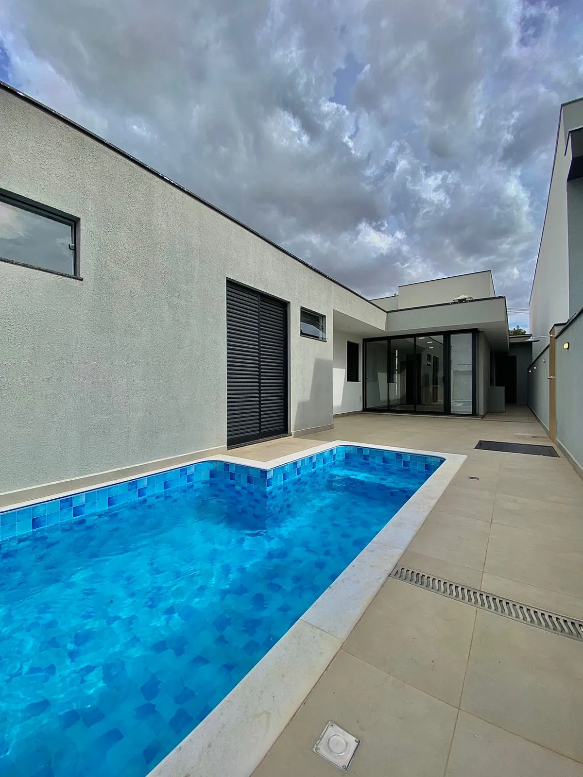 Casa Térrea de Alto Padrão à Venda com 3 suítes sendo 1 master e ampla área gourmet com piscina, 200m² no Condomínio Renaissance em Sorocaba/SP