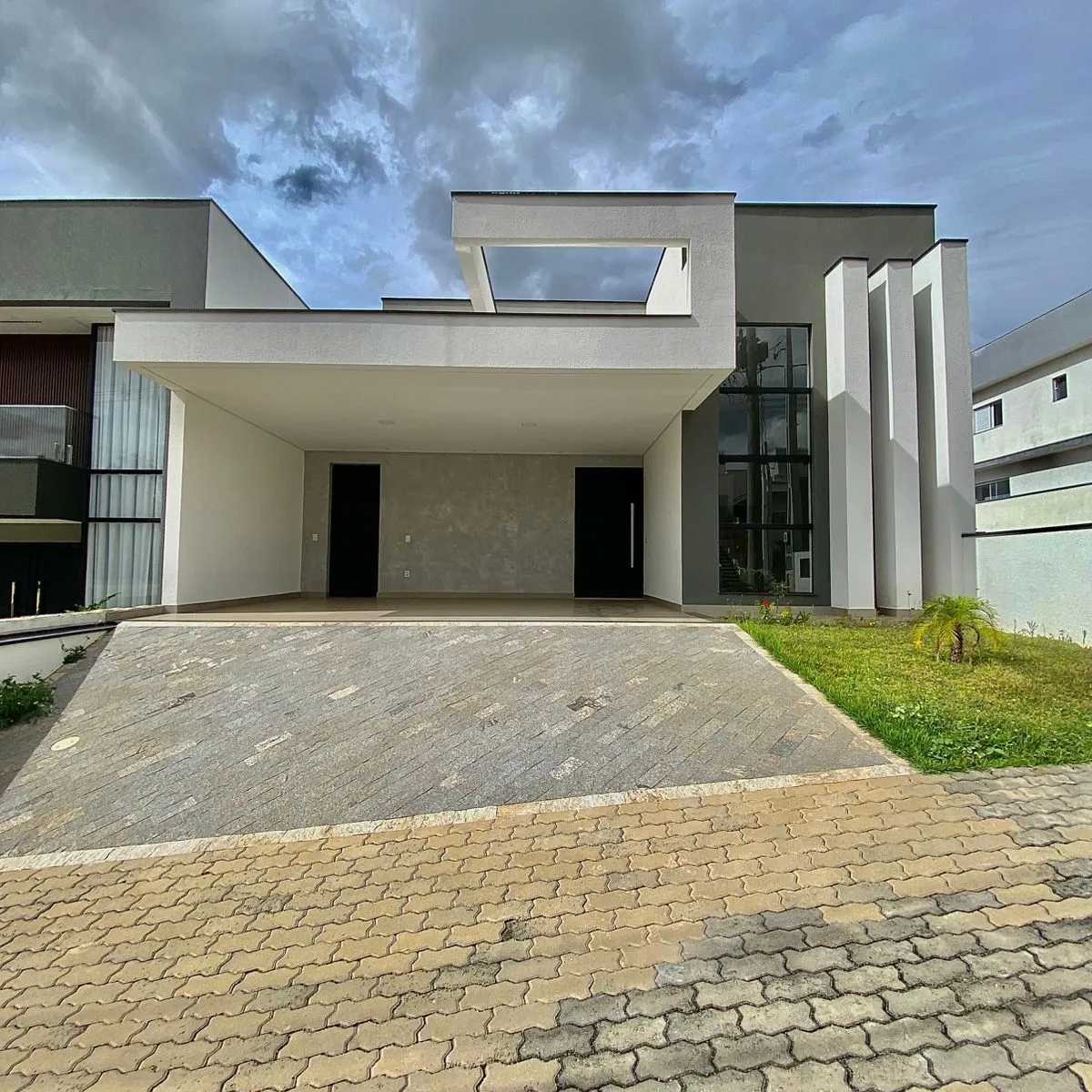Casa Térrea de Alto Padrão à Venda com 3 suítes sendo 1 master e ampla área gourmet com piscina, 200m² no Condomínio Renaissance em Sorocaba/SP