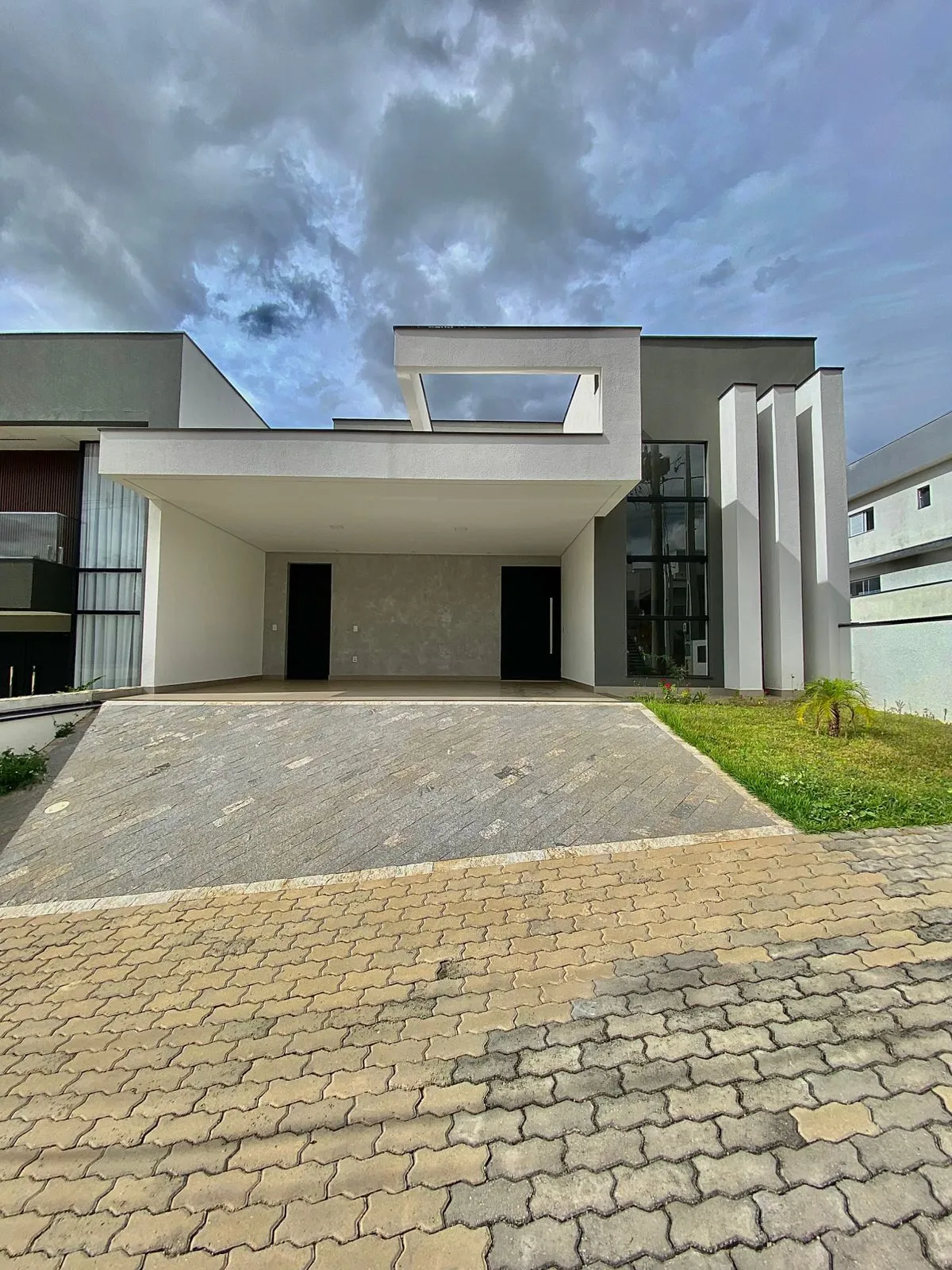 Casa Térrea de Alto Padrão à Venda com 3 suítes sendo 1 master e ampla área gourmet com piscina, 200m² no Condomínio Renaissance em Sorocaba/SP