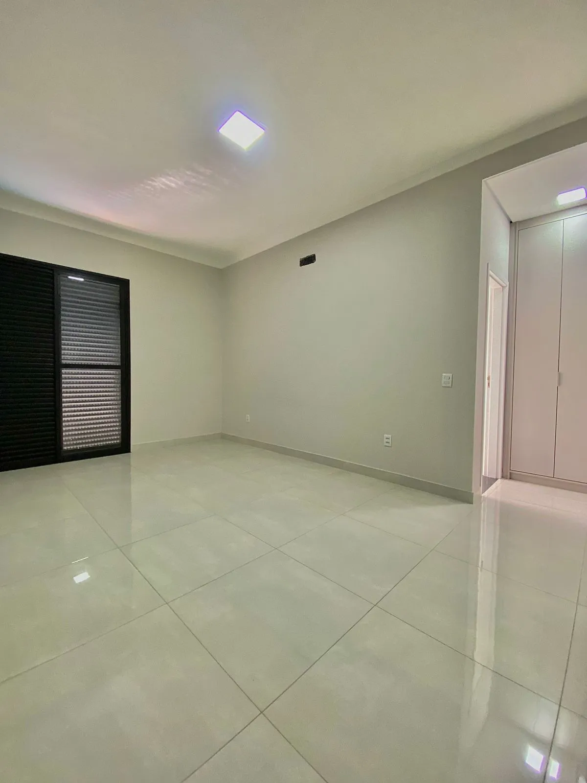 Casa Térrea de Alto Padrão à Venda com 3 suítes sendo 1 master e ampla área gourmet com piscina, 200m² no Condomínio Renaissance em Sorocaba/SP