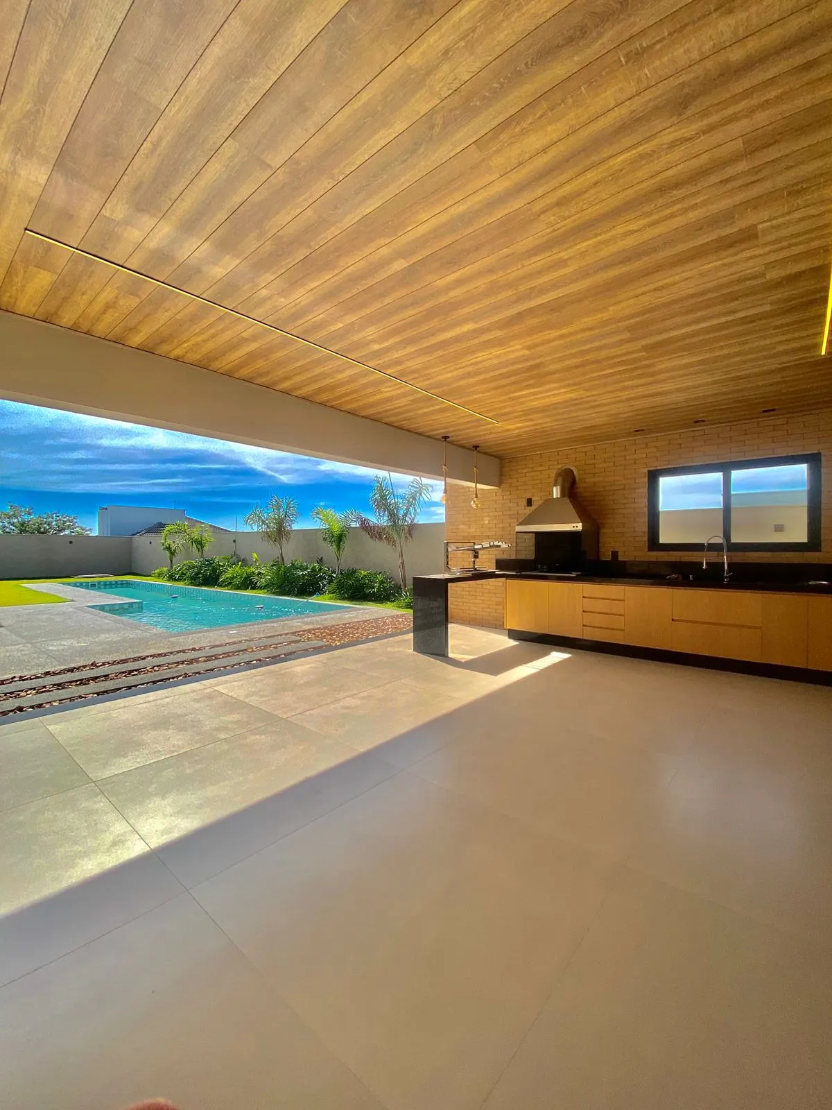 Casa Térrea à Venda com 3 suítes sendo 1 master com closet, área gourtmet com piscina e terraço, 403m² no Condomínio Fazenda Jequitibá em Sorocaba/SP