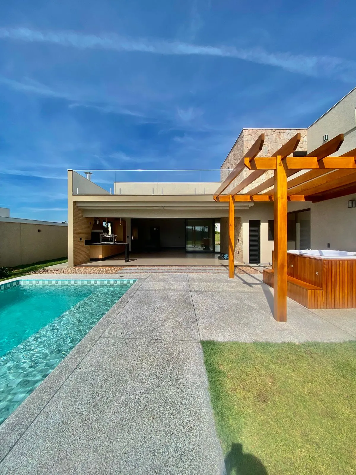 Casa Térrea à Venda com 3 suítes sendo 1 master com closet, área gourtmet com piscina e terraço, 403m² no Condomínio Fazenda Jequitibá em Sorocaba/SP