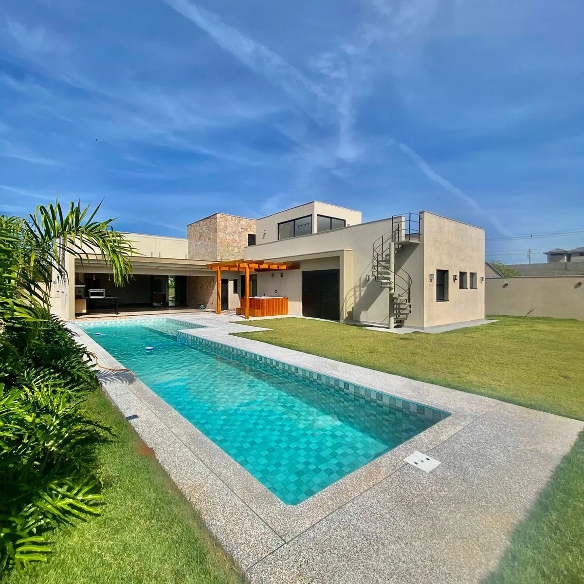 Casa Térrea à Venda com 3 suítes sendo 1 master com closet, área gourtmet com piscina e terraço, 403m² no Condomínio Fazenda Jequitibá em Sorocaba/SP