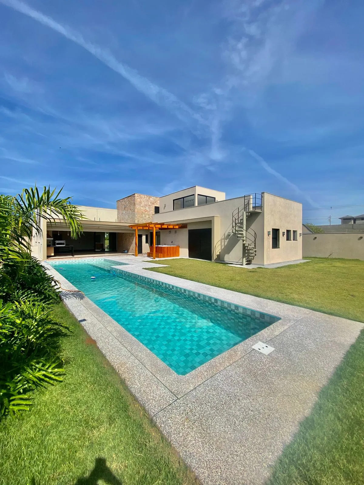 Casa Térrea à Venda com 3 suítes sendo 1 master com closet, área gourtmet com piscina e terraço, 403m² no Condomínio Fazenda Jequitibá em Sorocaba/SP