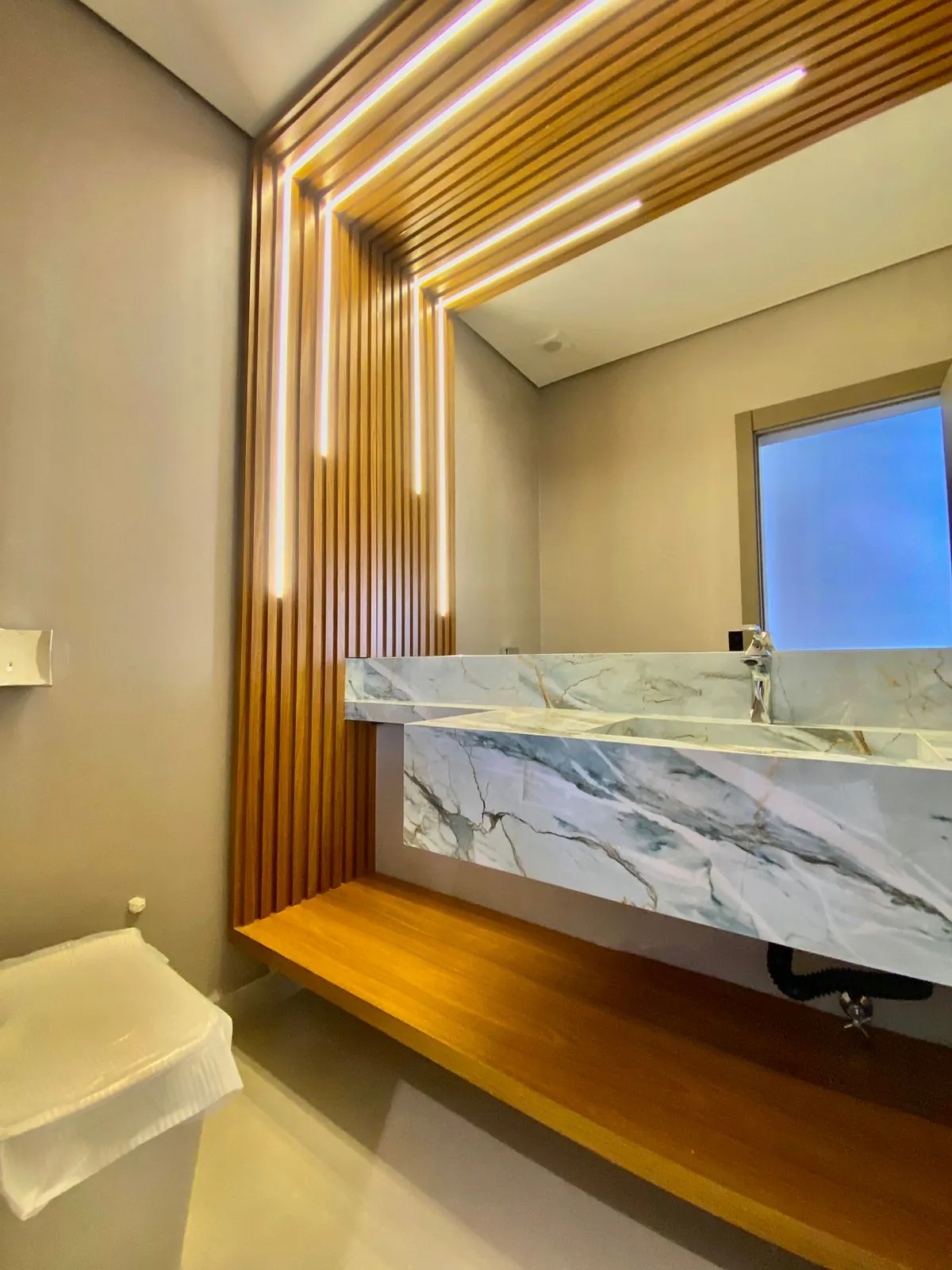Casa Térrea à Venda com 3 suítes sendo 1 master com closet, área gourtmet com piscina e terraço, 403m² no Condomínio Fazenda Jequitibá em Sorocaba/SP