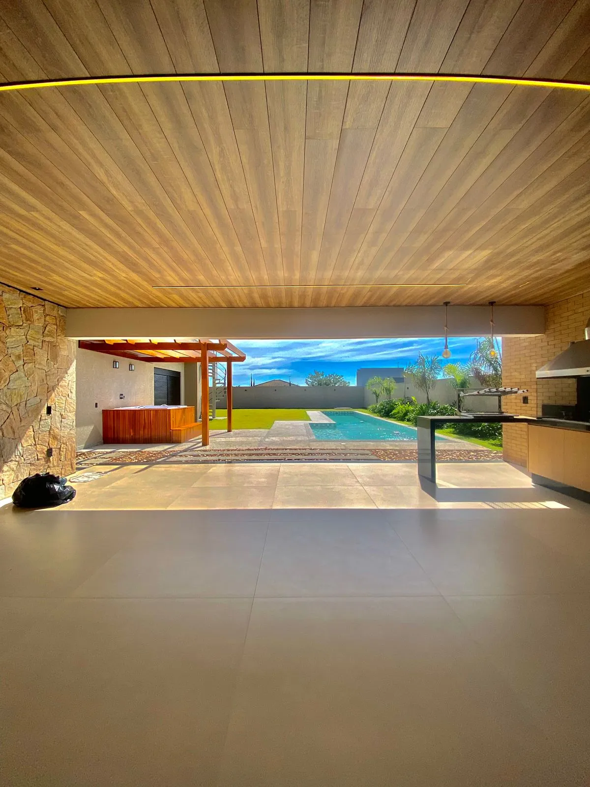 Casa Térrea à Venda com 3 suítes sendo 1 master com closet, área gourtmet com piscina e terraço, 403m² no Condomínio Fazenda Jequitibá em Sorocaba/SP