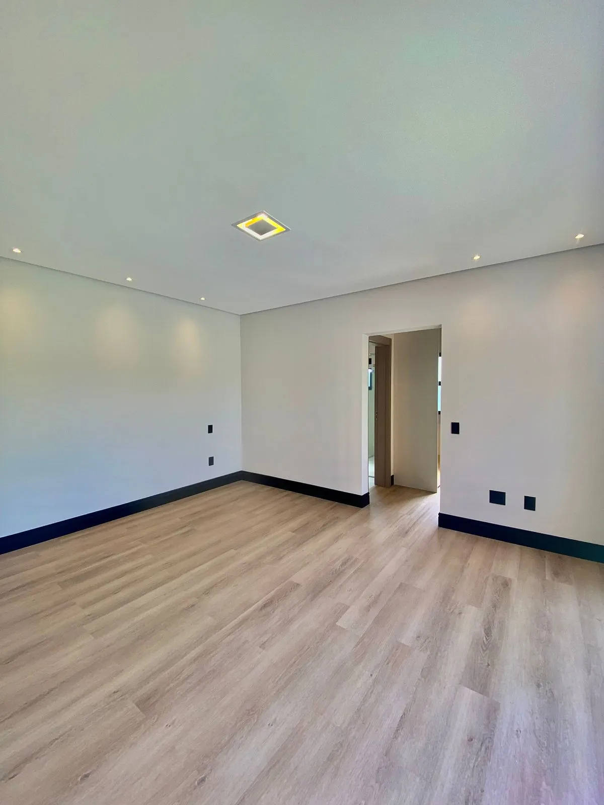 Casa Térrea à Venda com 3 suítes sendo 1 master com closet, área gourtmet com piscina e terraço, 403m² no Condomínio Fazenda Jequitibá em Sorocaba/SP
