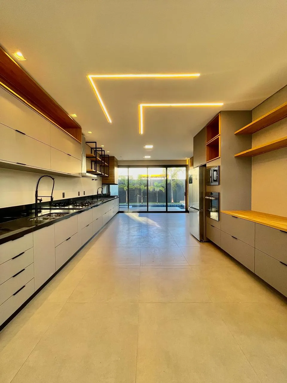 Sobrado à Venda Mobiliada com 3 suítes sendo 1 master com closet, escritório e área gourmet com piscina, 313m² no Condomínio Alphaville Nova Esplanada 4 em Votorantim/SP